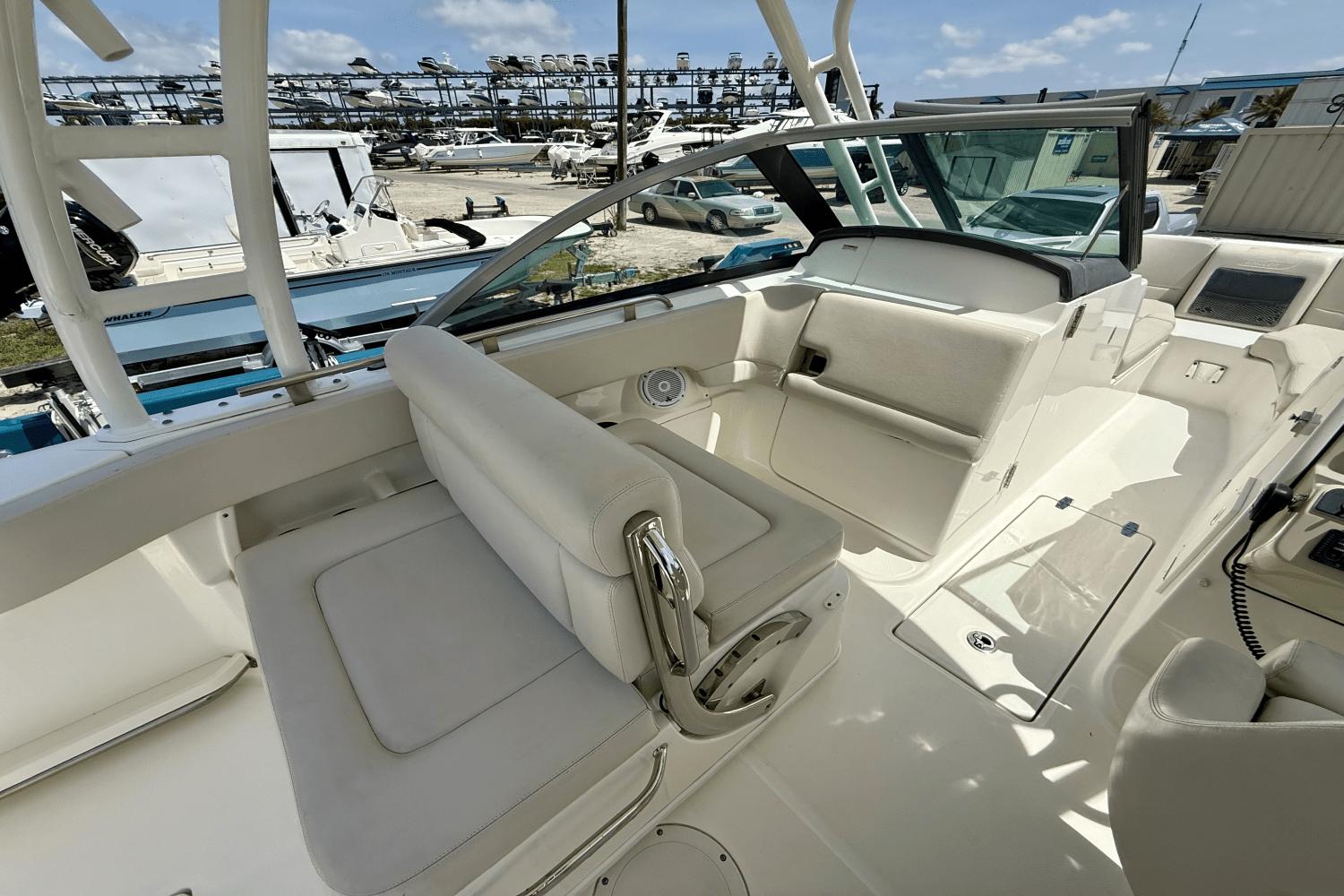 2017-boston-whaler-230-vantage-power-9845499-983786595-0-240620250806-14