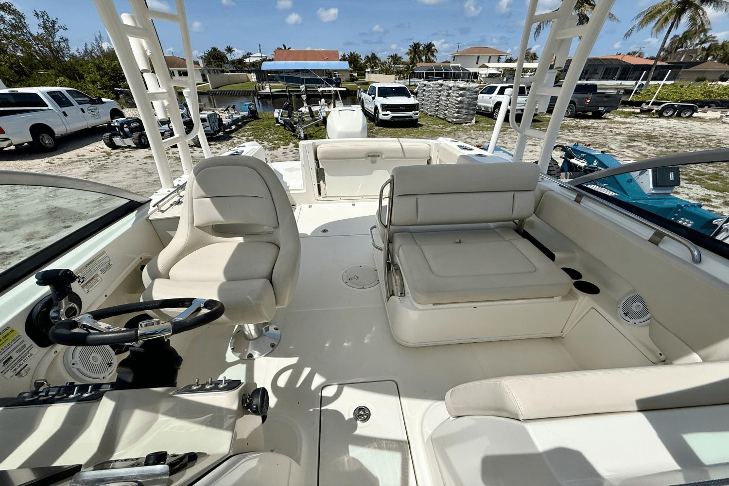 2017-boston-whaler-230-vantage-power-9845499-983786597-0-240620250806-21