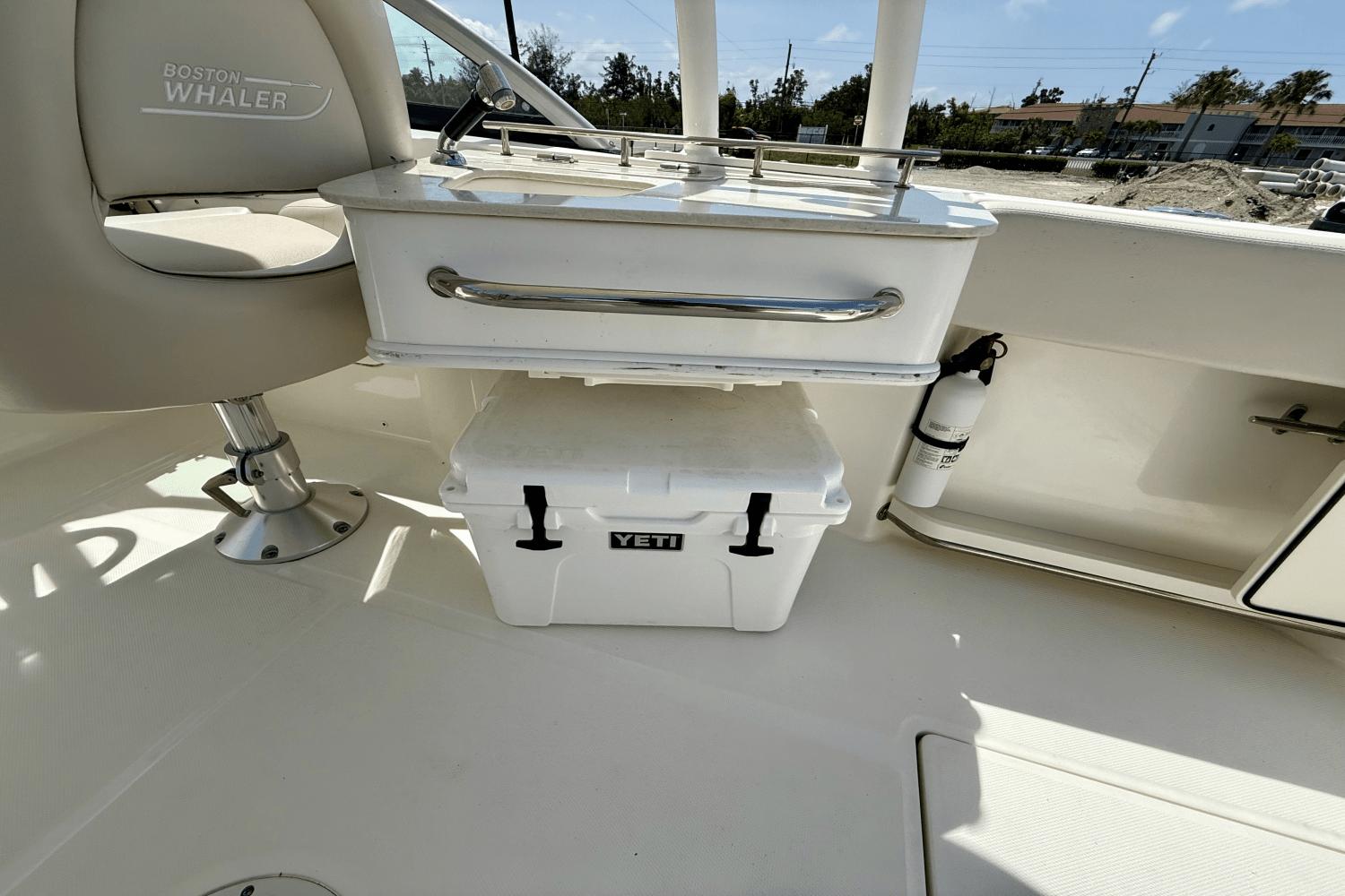 2017-boston-whaler-230-vantage-power-9845499-983786603-0-240620250806-12