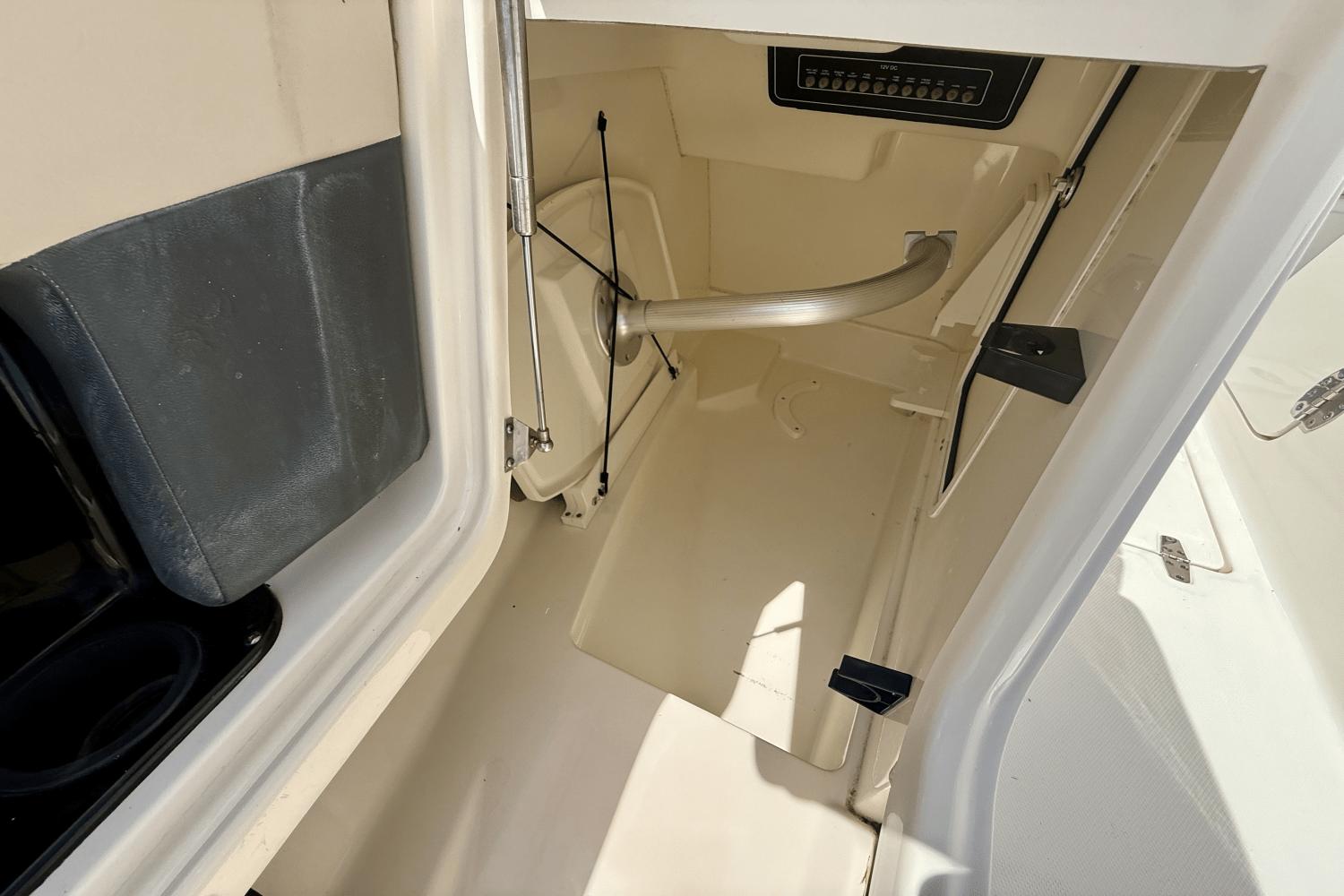 2017-boston-whaler-230-vantage-power-9845499-983786605-0-240620250806-20