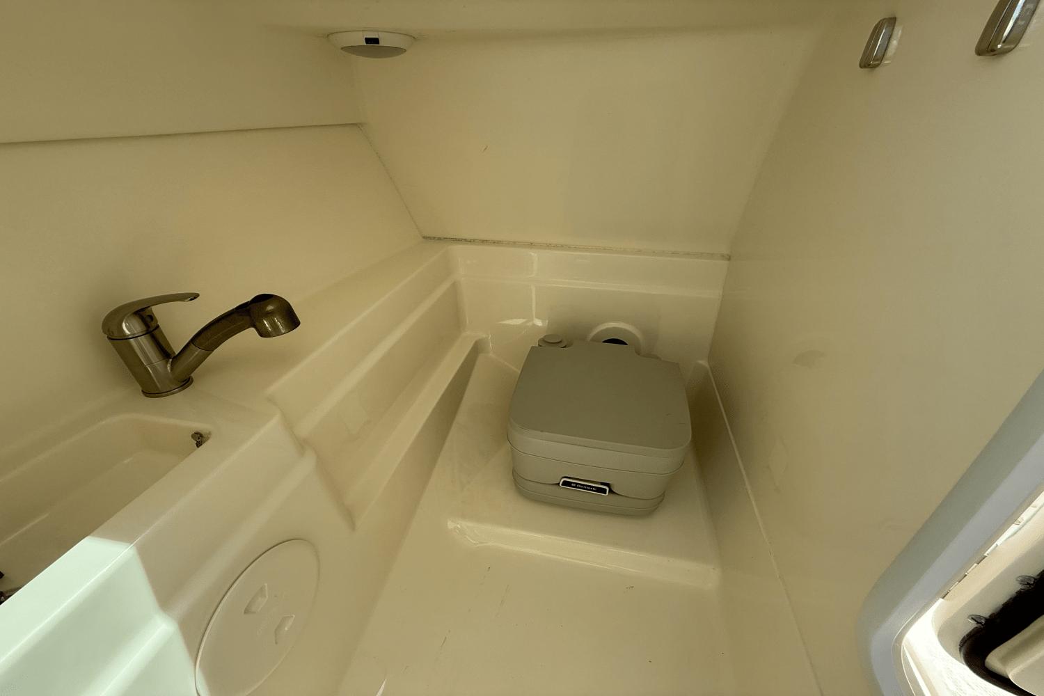 2017-boston-whaler-230-vantage-power-9845499-983786606-0-240620250806-19