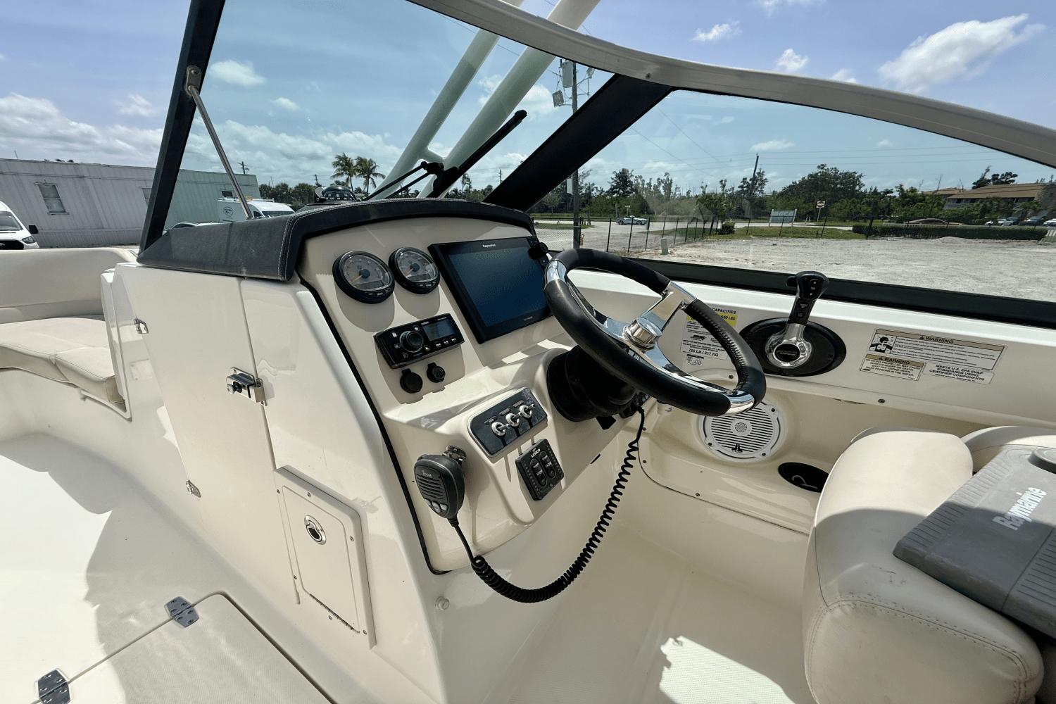 2017-boston-whaler-230-vantage-power-9845499-983786607-0-240620250806-15