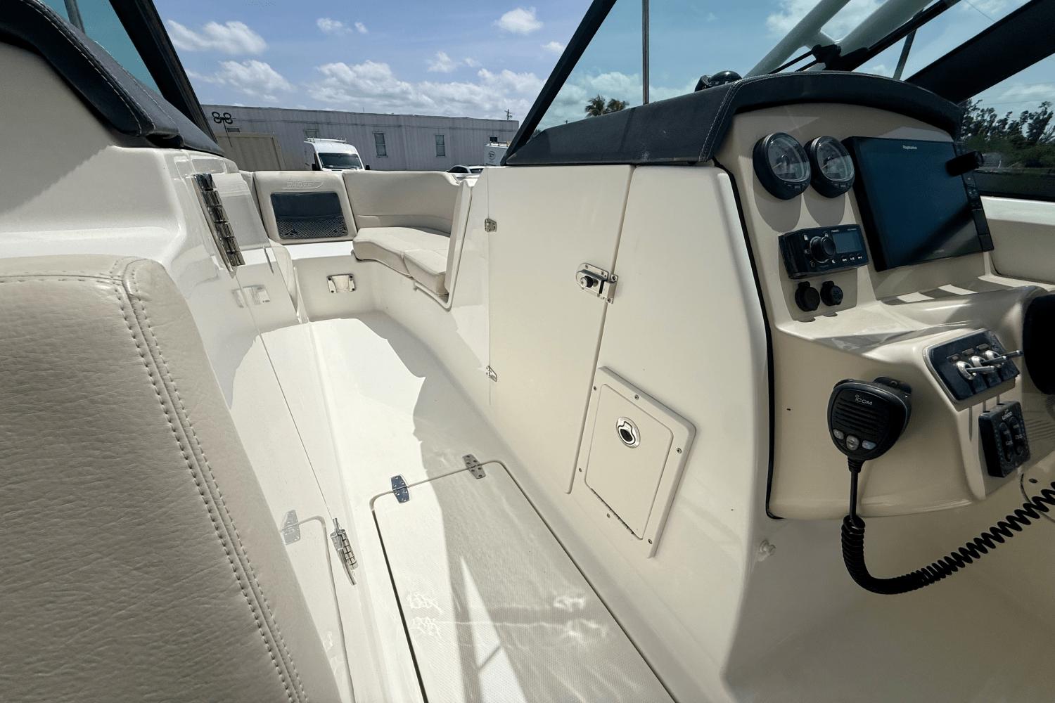 2017-boston-whaler-230-vantage-power-9845499-983786612-0-240620250806-18