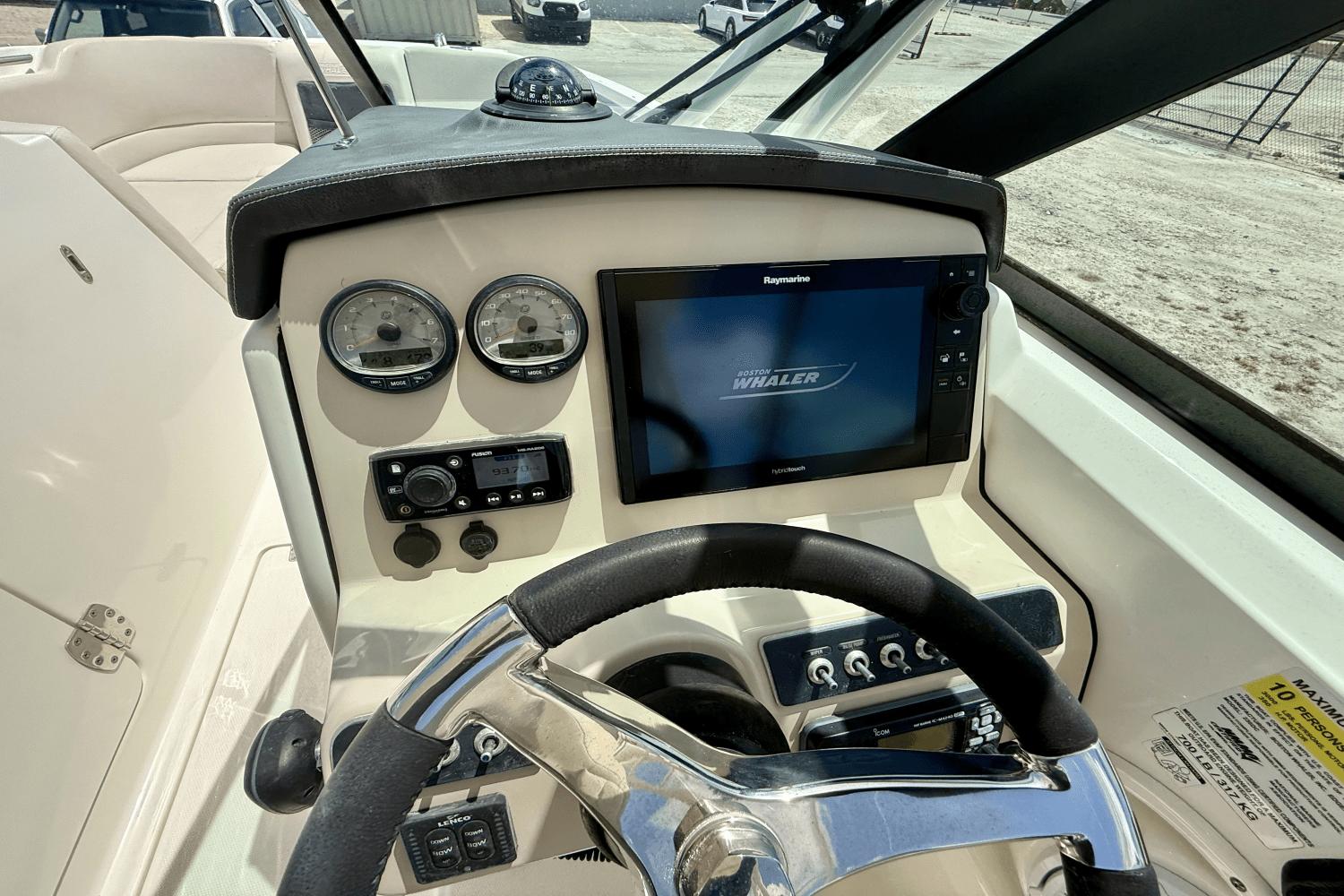 2017-boston-whaler-230-vantage-power-9845499-983786615-0-240620250806-16