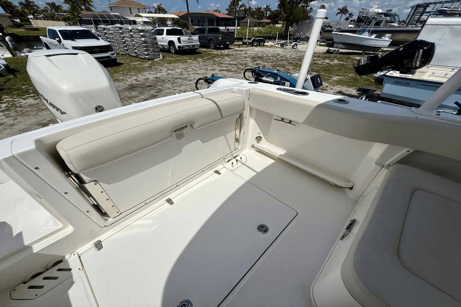 2017-boston-whaler-230-vantage-power-9845499-983786618-0-240620250806-10
