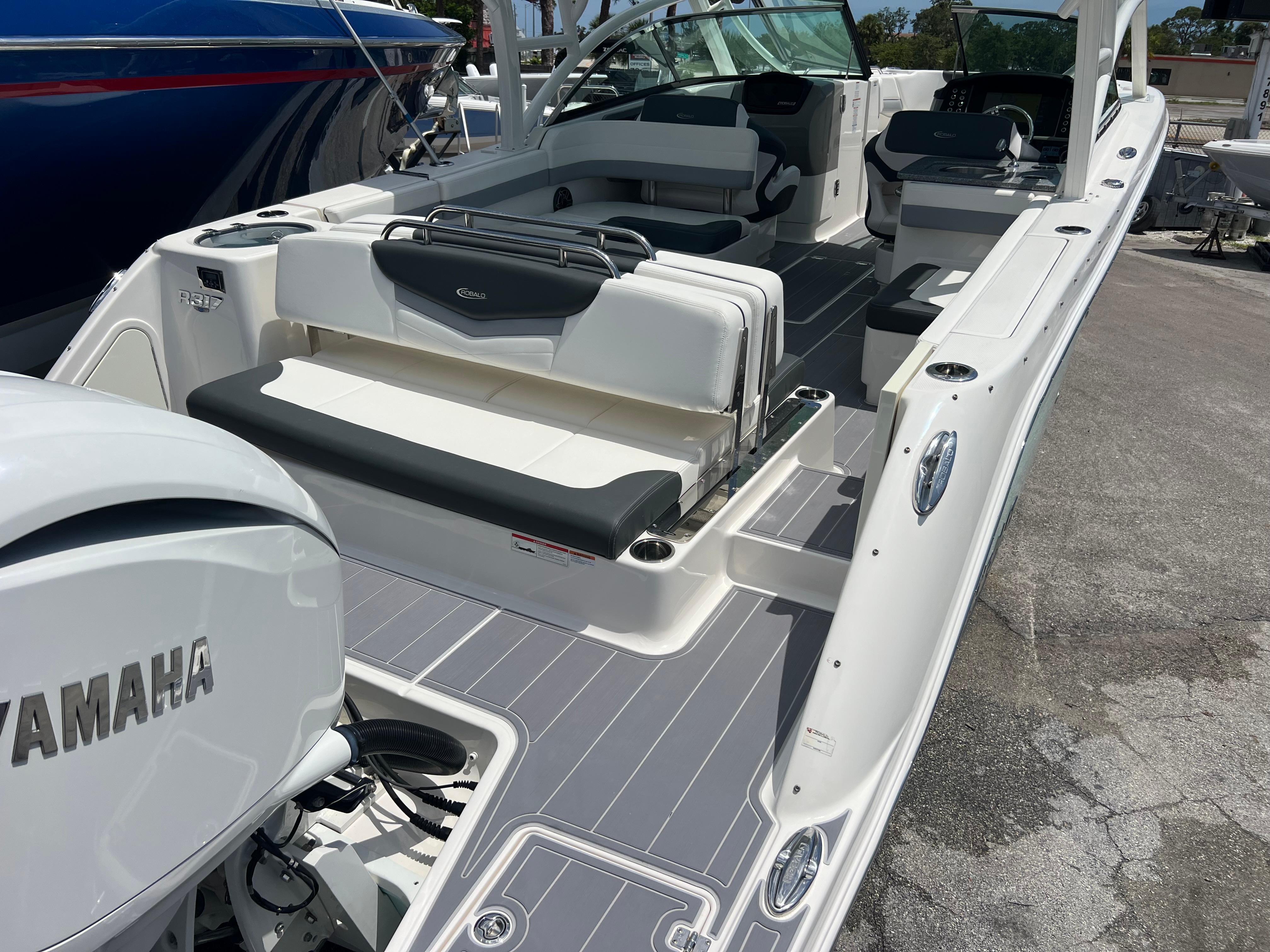 2020-robalo-r317-dual-console-power-9835511-20250611122147829-1_XLARGE