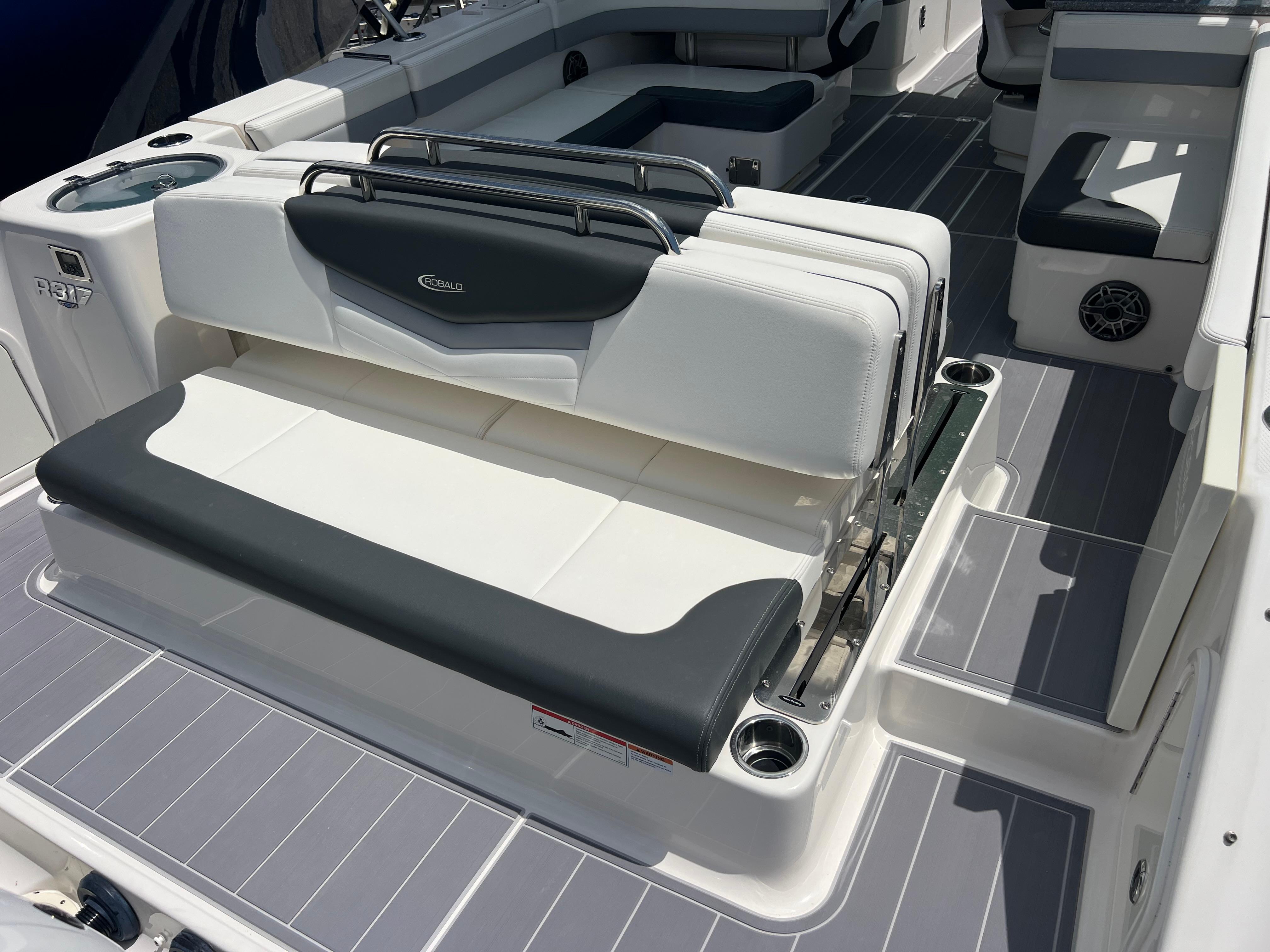 2020-robalo-r317-dual-console-power-9835511-20250611122150550-1_XLARGE