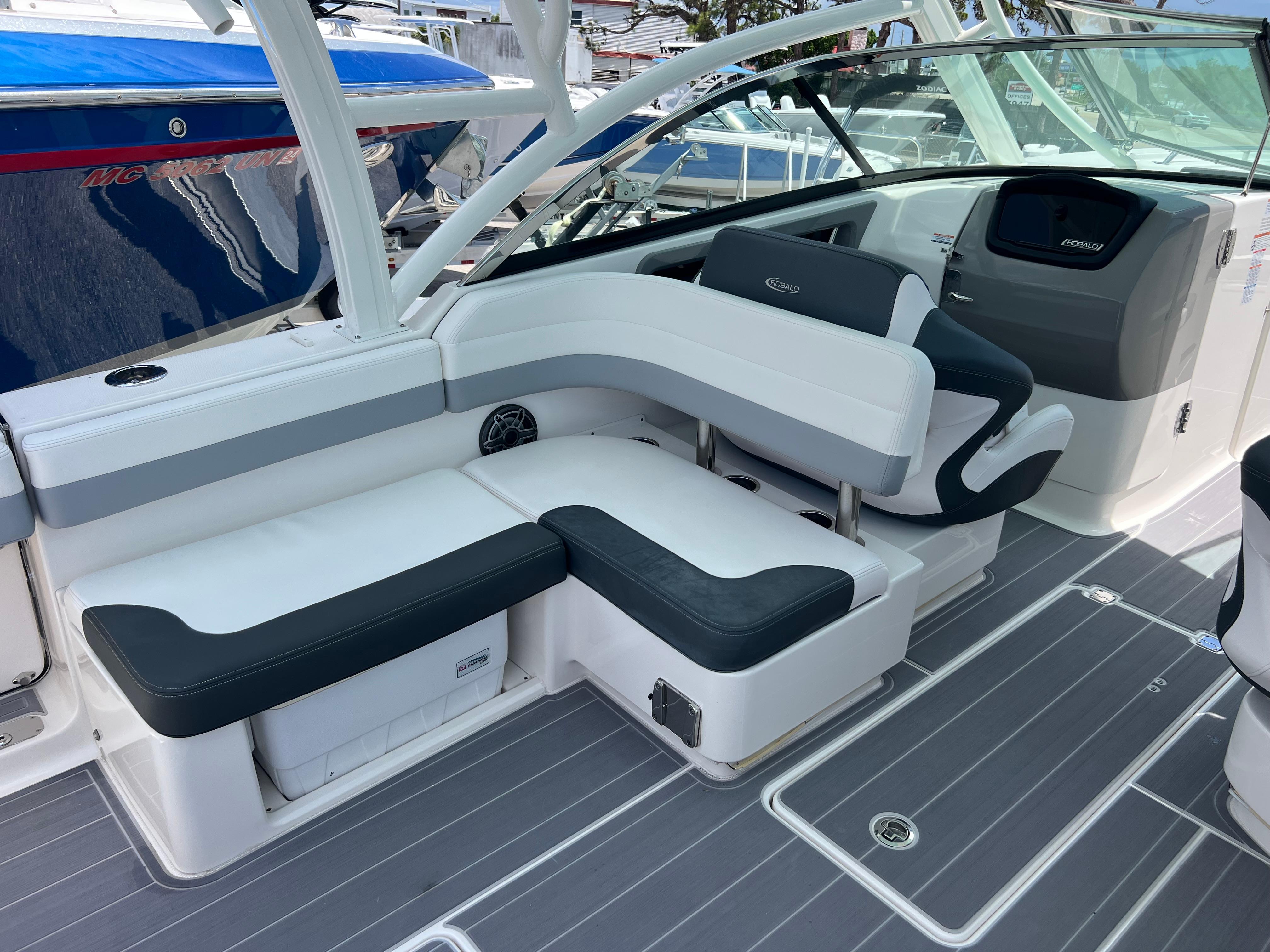 2020-robalo-r317-dual-console-power-9835511-20250611122202852-1_XLARGE