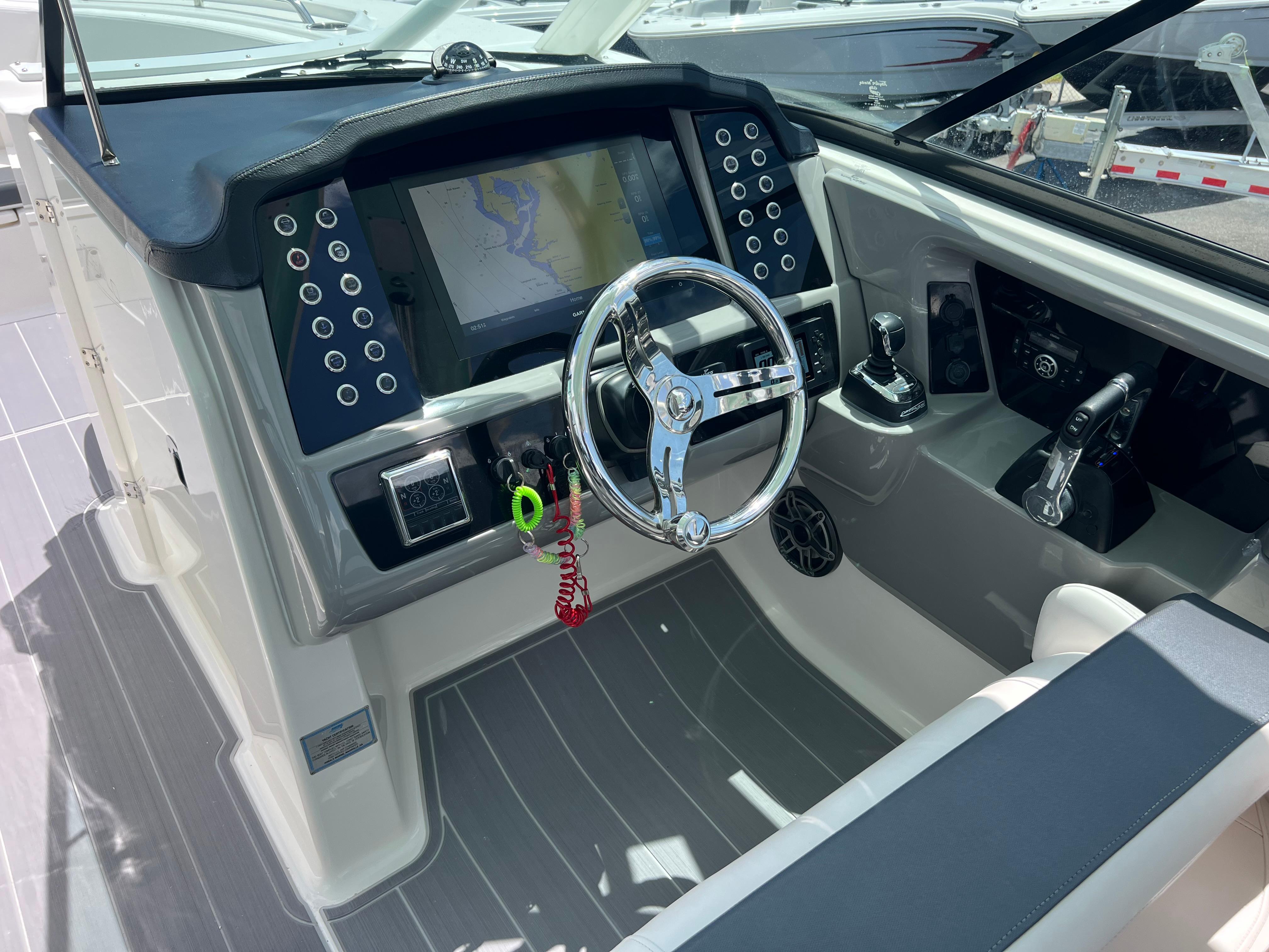 2020-robalo-r317-dual-console-power-9835511-20250611122205833-1_XLARGE