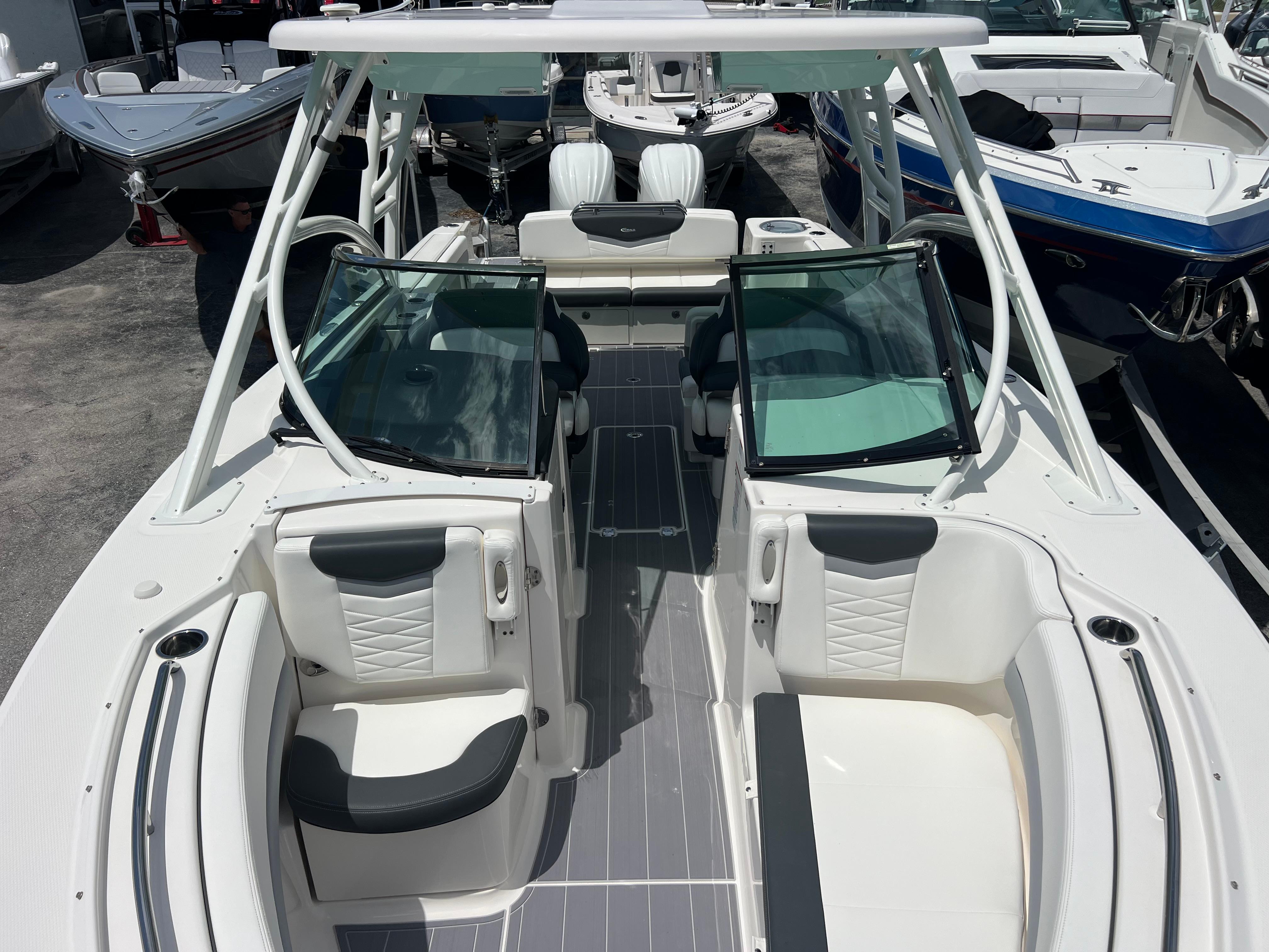 2020-robalo-r317-dual-console-power-9835511-20250611122228868-1_XLARGE