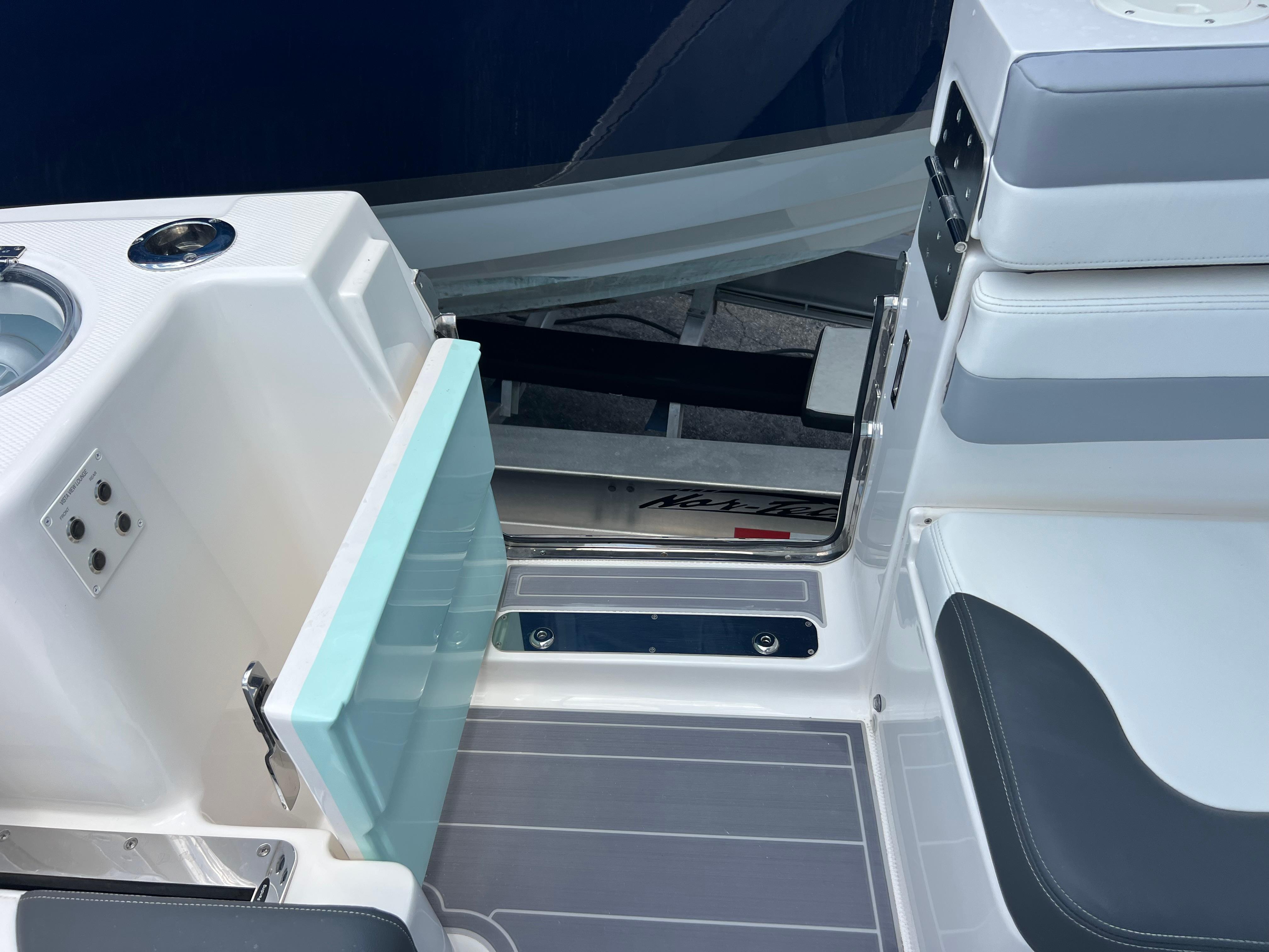 2020-robalo-r317-dual-console-power-9835511-20250611122257755-1_XLARGE