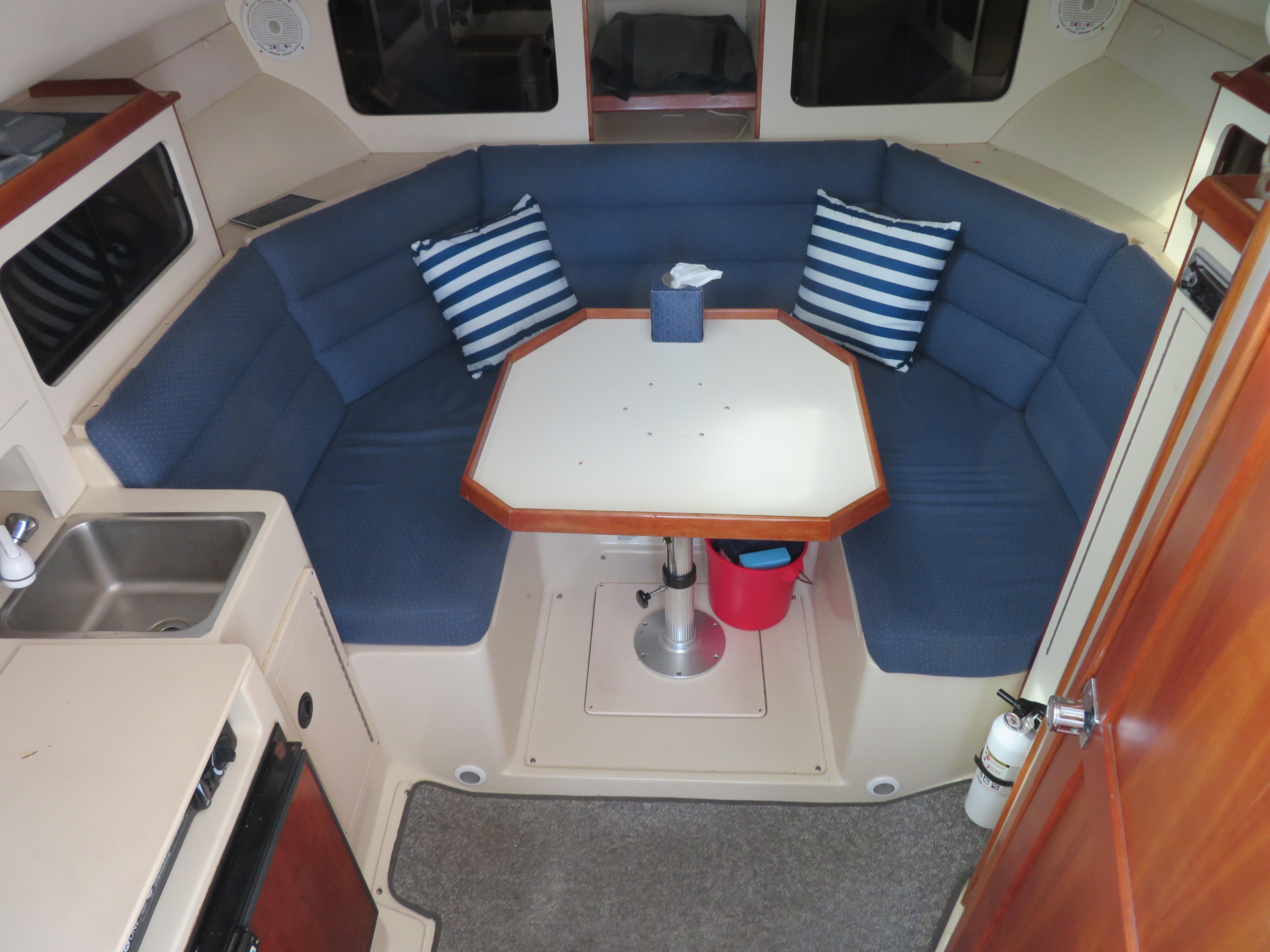 Albin 30 No Name - Cabin Seating, and Table