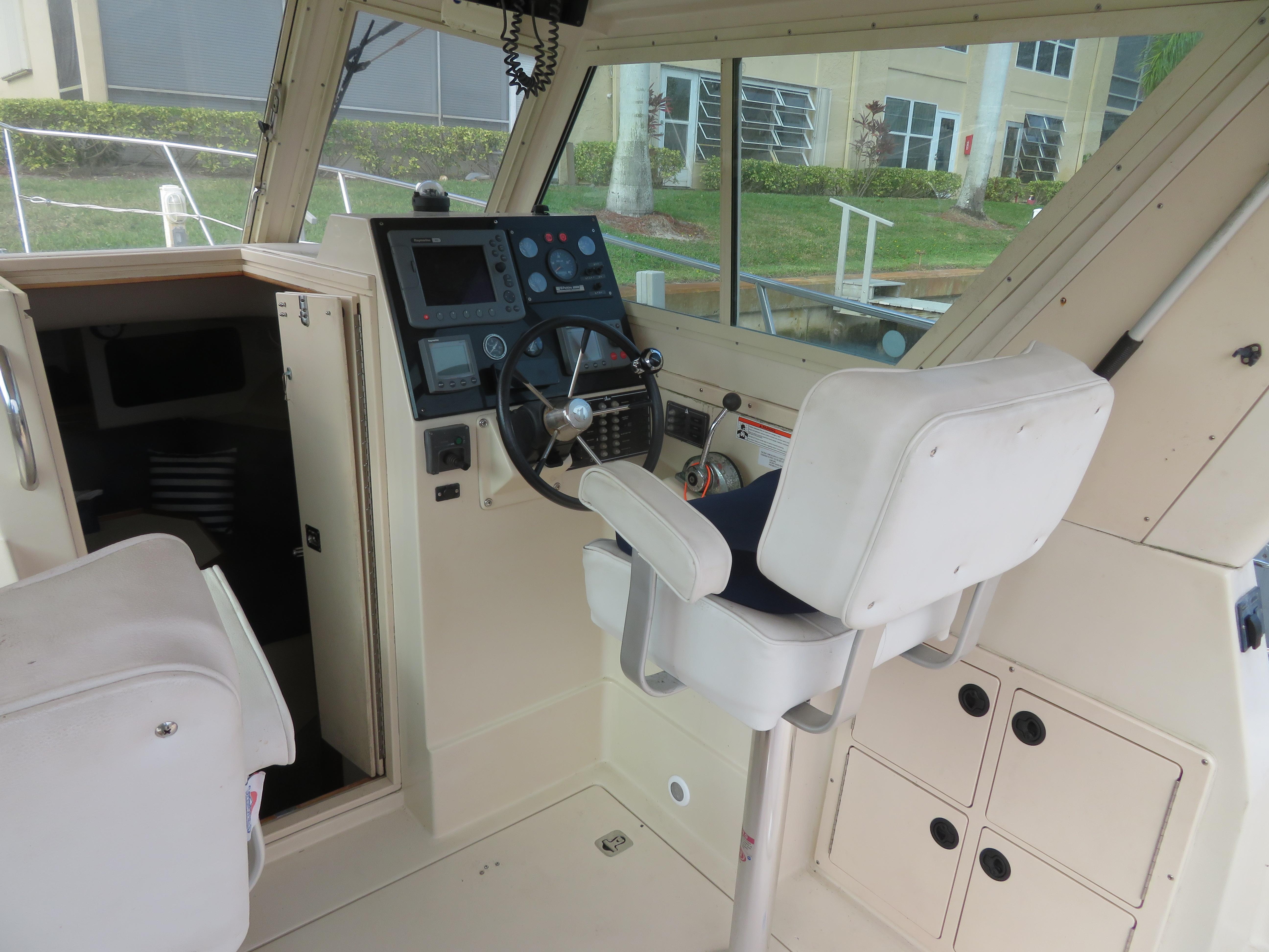 Albin 30 No Name - Helm Electronics and Seating