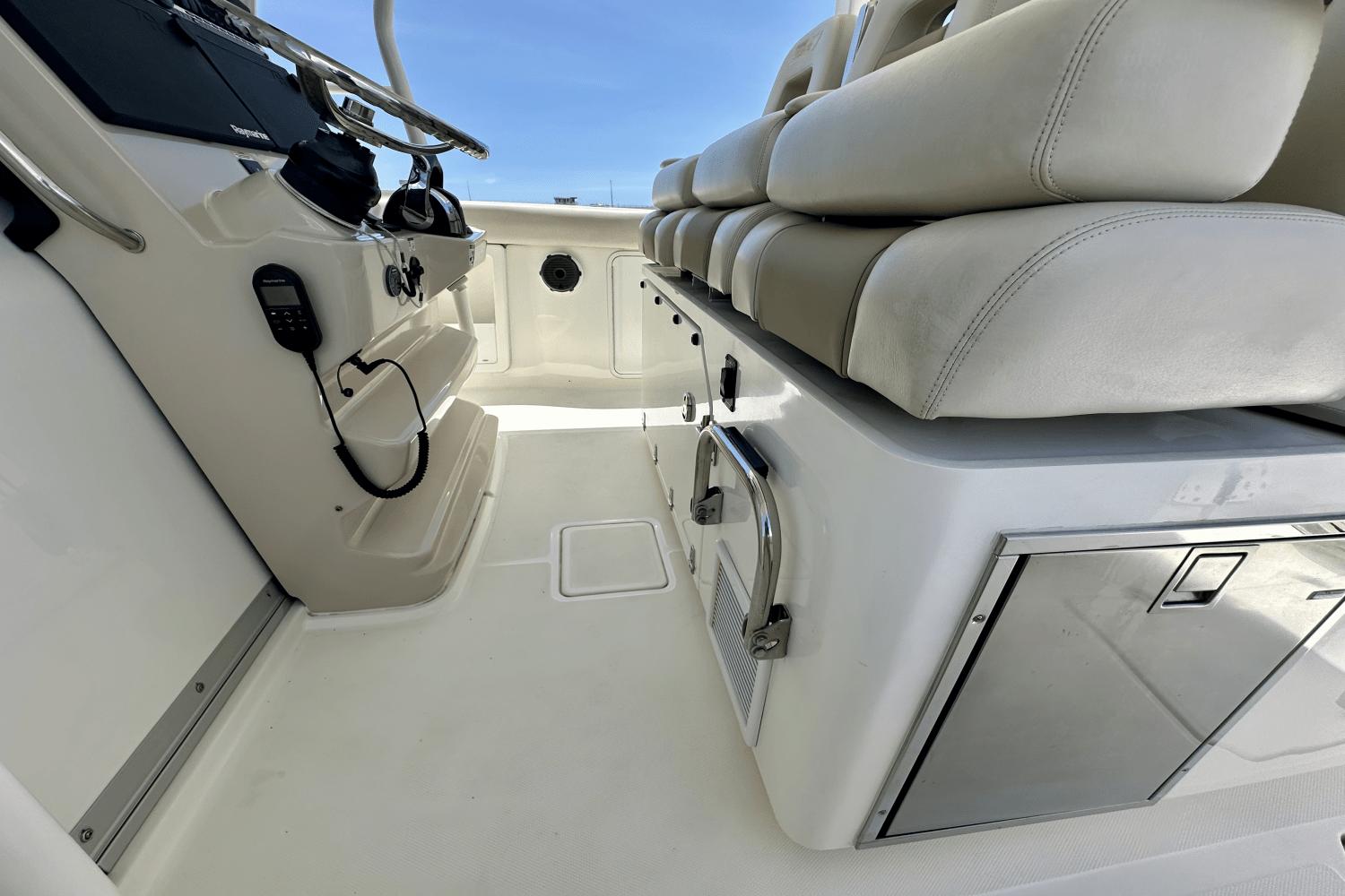 2018-boston-whaler-380-outrage-power-9825530-982299648-0-120620251136-64