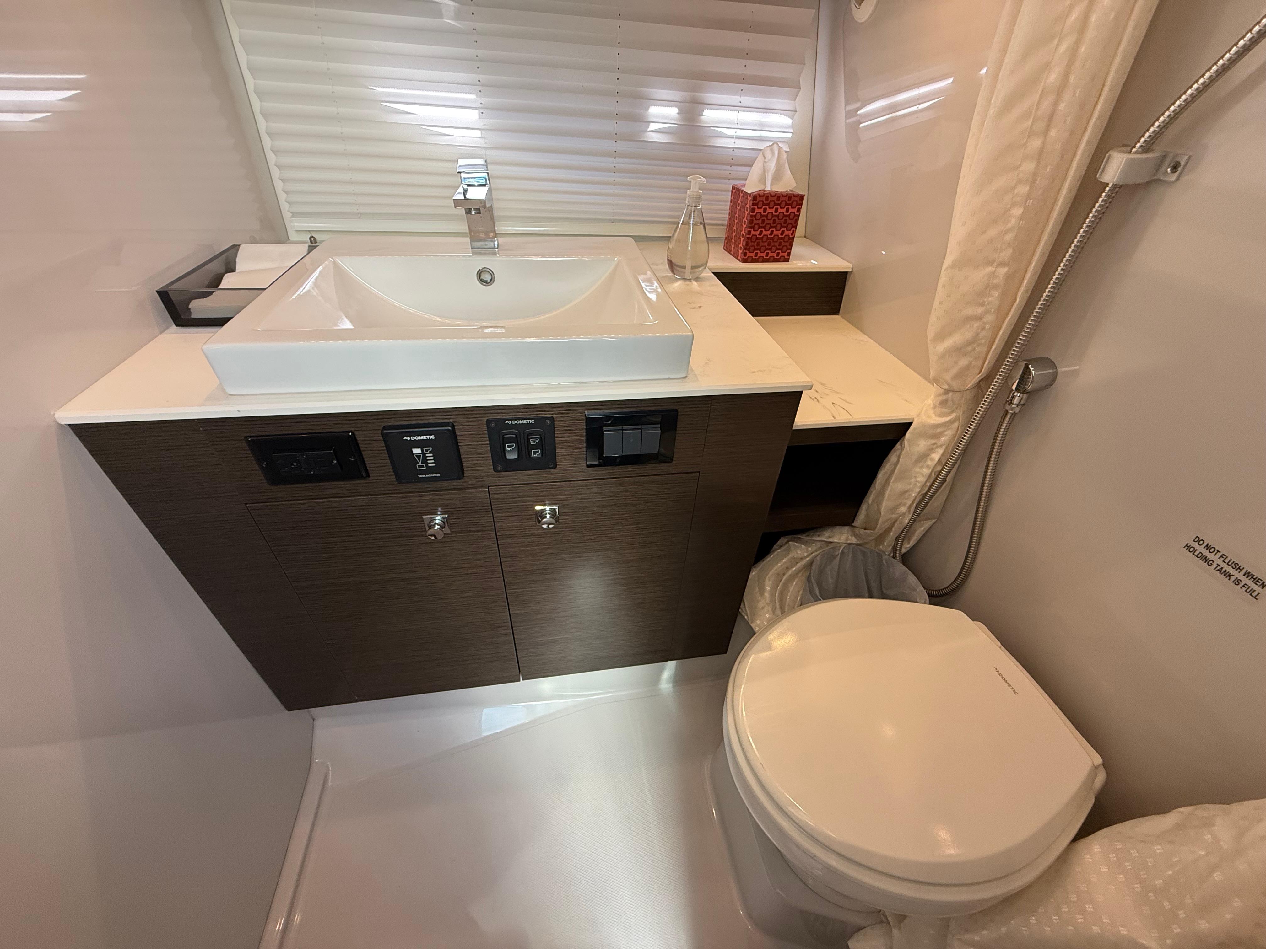 2023-cruisers-yachts-38-gls-ob--power-9775540-20250429101908494-1_XLARGE