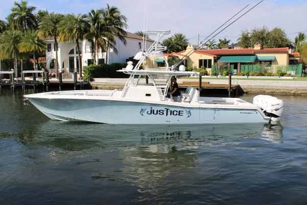 Invincible 42 Justice - Exterior Profile