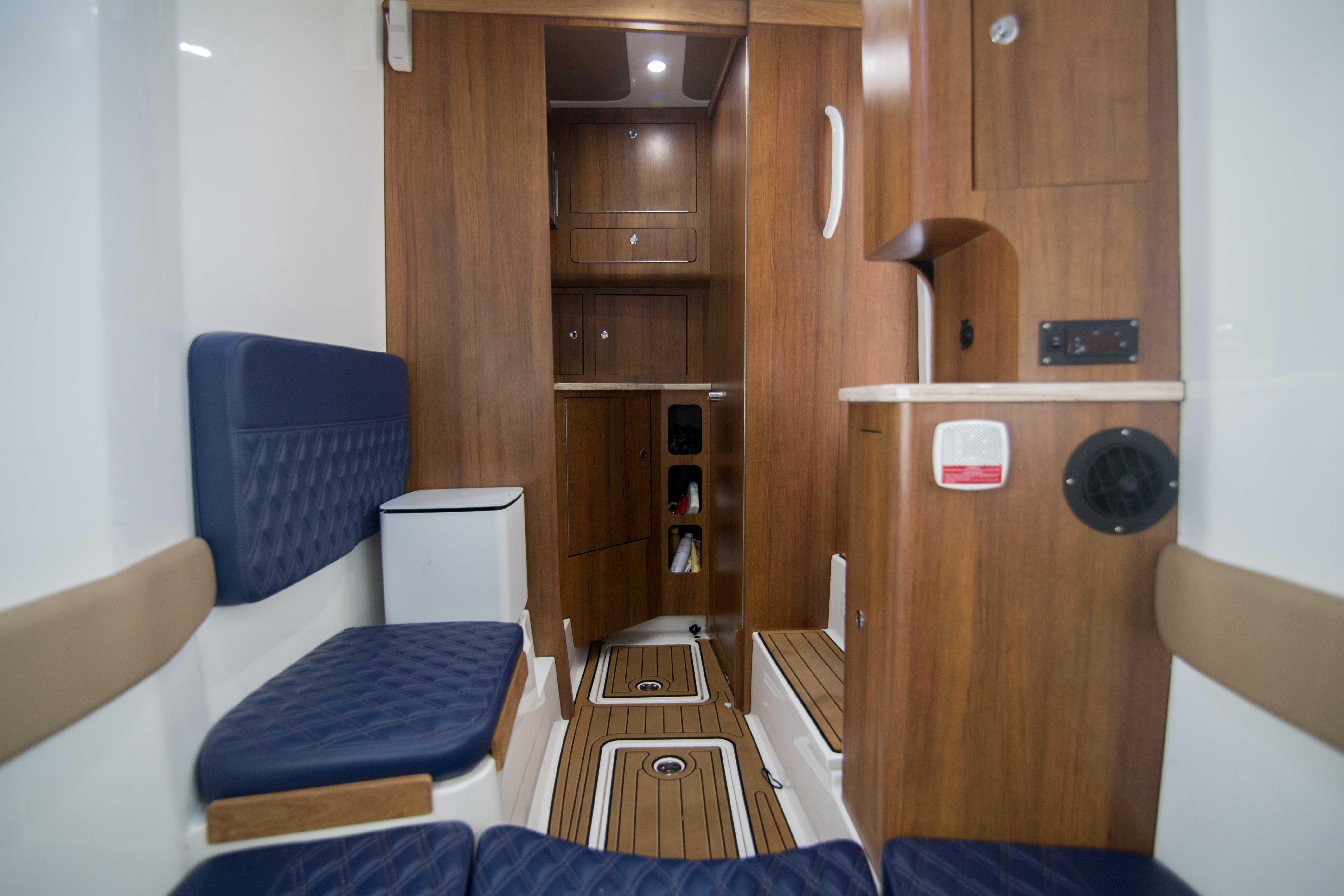 Invincible 42 Justice - Interior Cabin