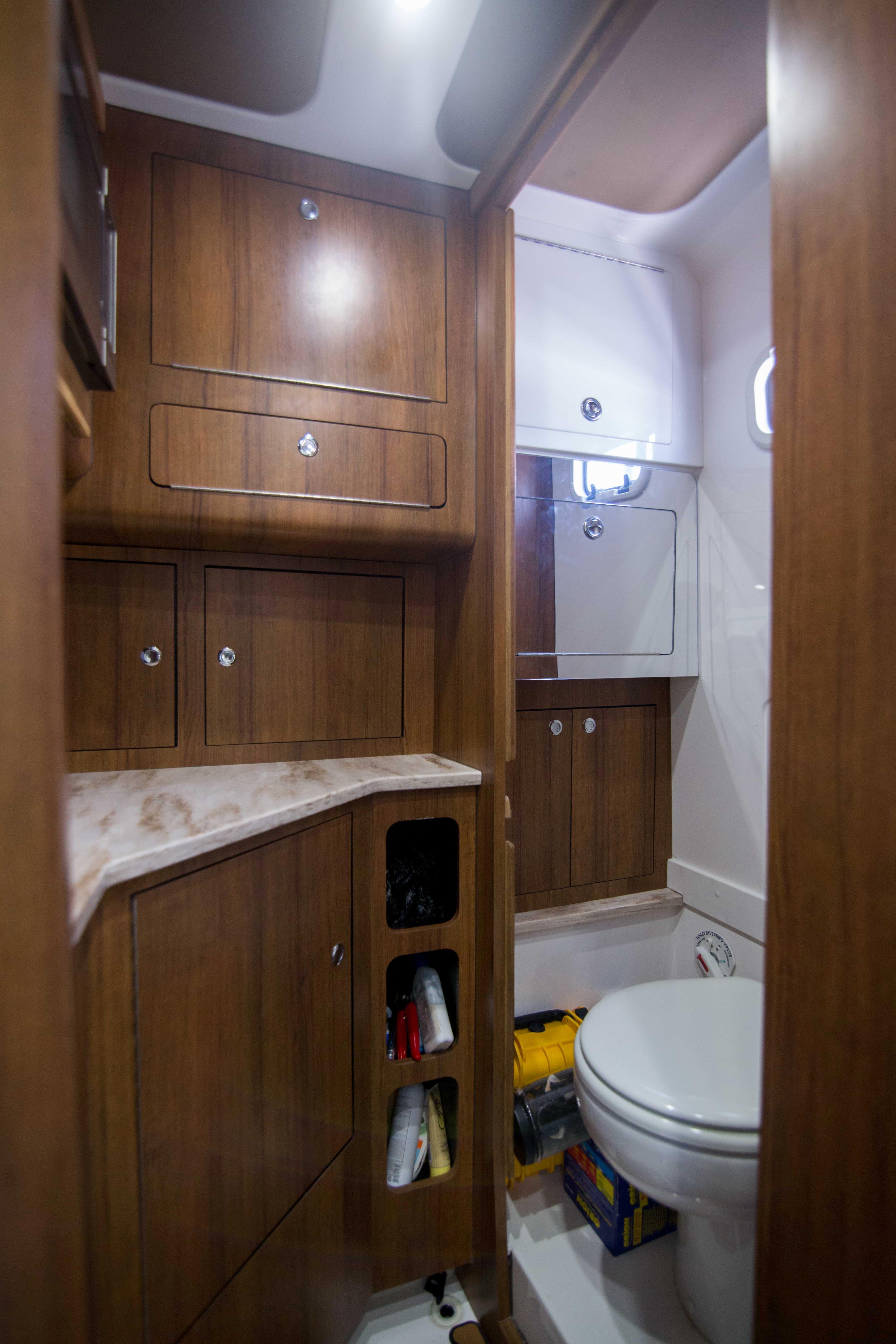 Invincible 42 Justice - Interior Cabin