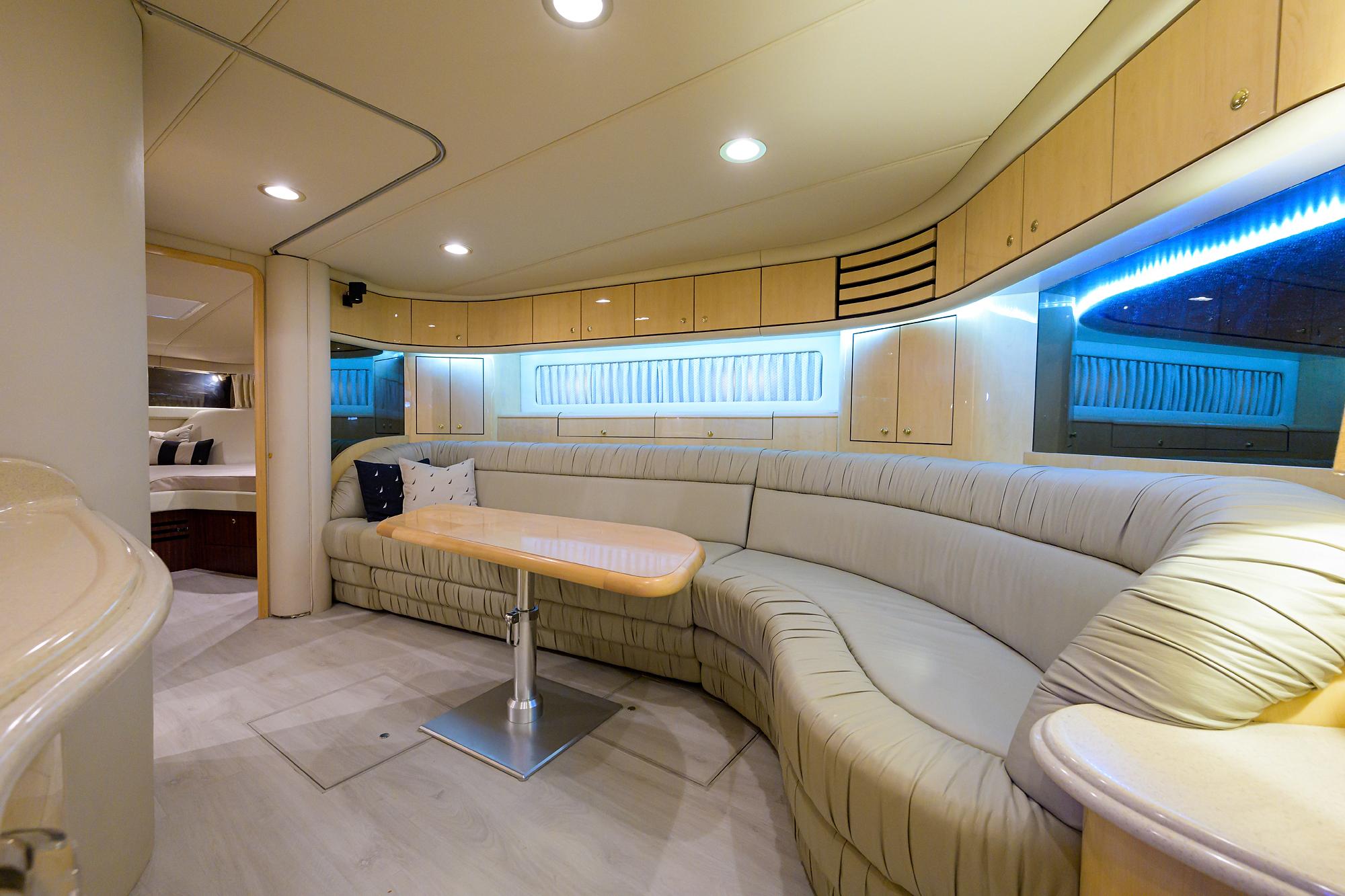 Sea Ray 54 Tigress - Salon seating