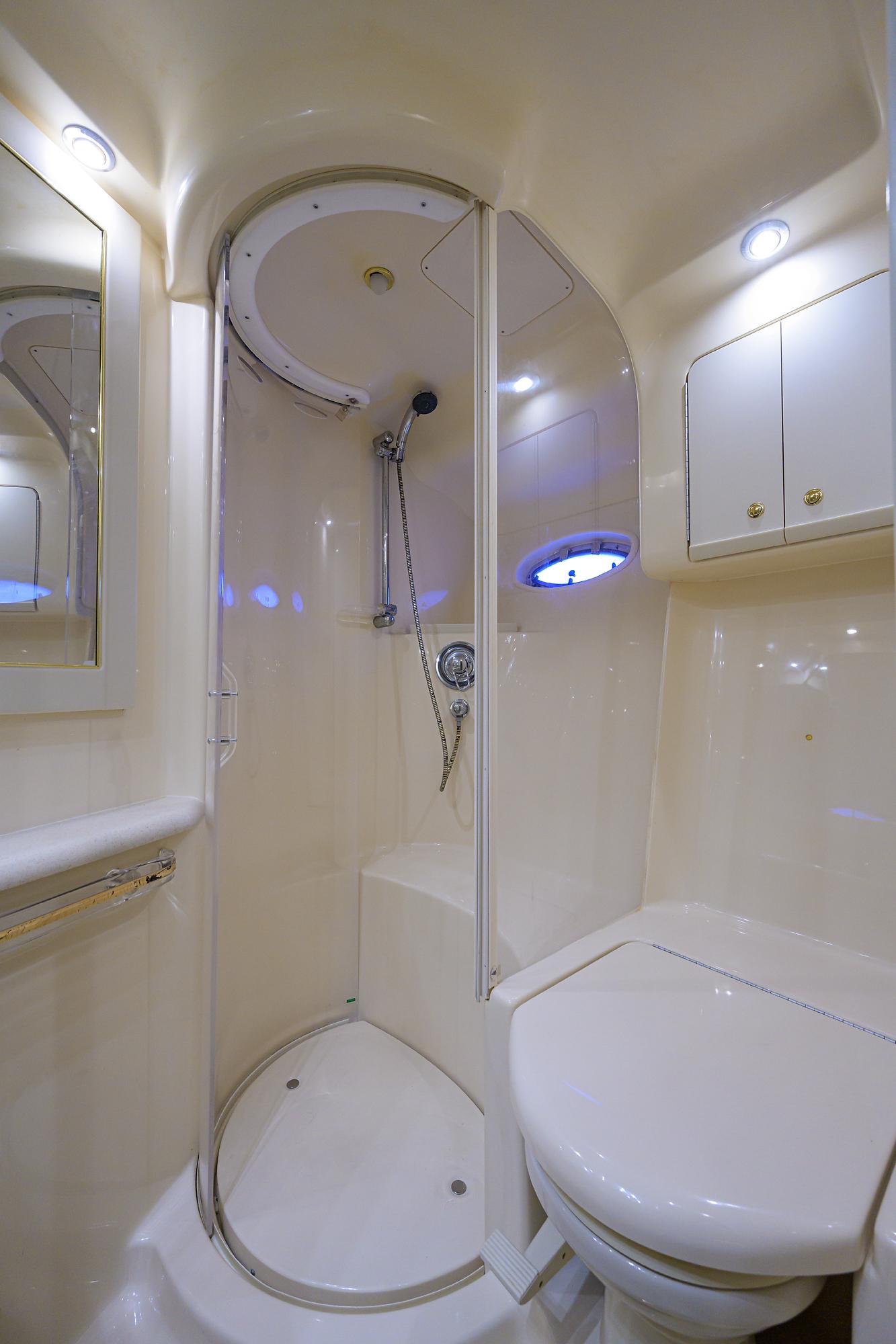 Sea Ray 54 Tigress - Master shower