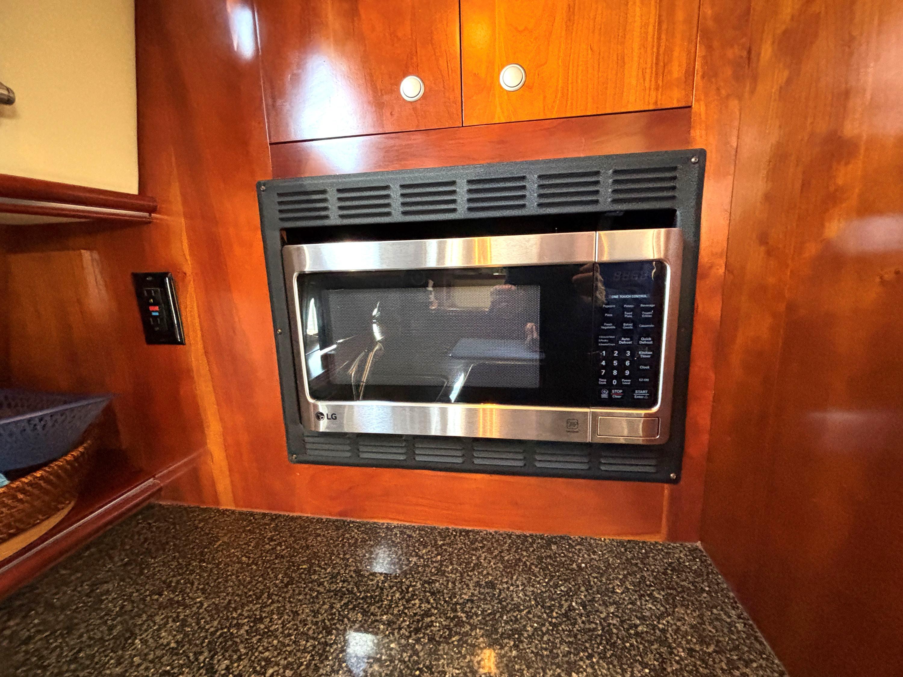 2006-cruisers-yachts-415-express-motoryacht-power-9695557-20250308060504270-1_XLARGE