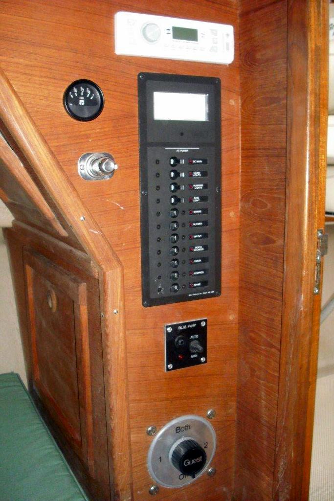 Stereo, Fuel Gauge, DC Panel, Bilge Pump Switch & Battery Switch