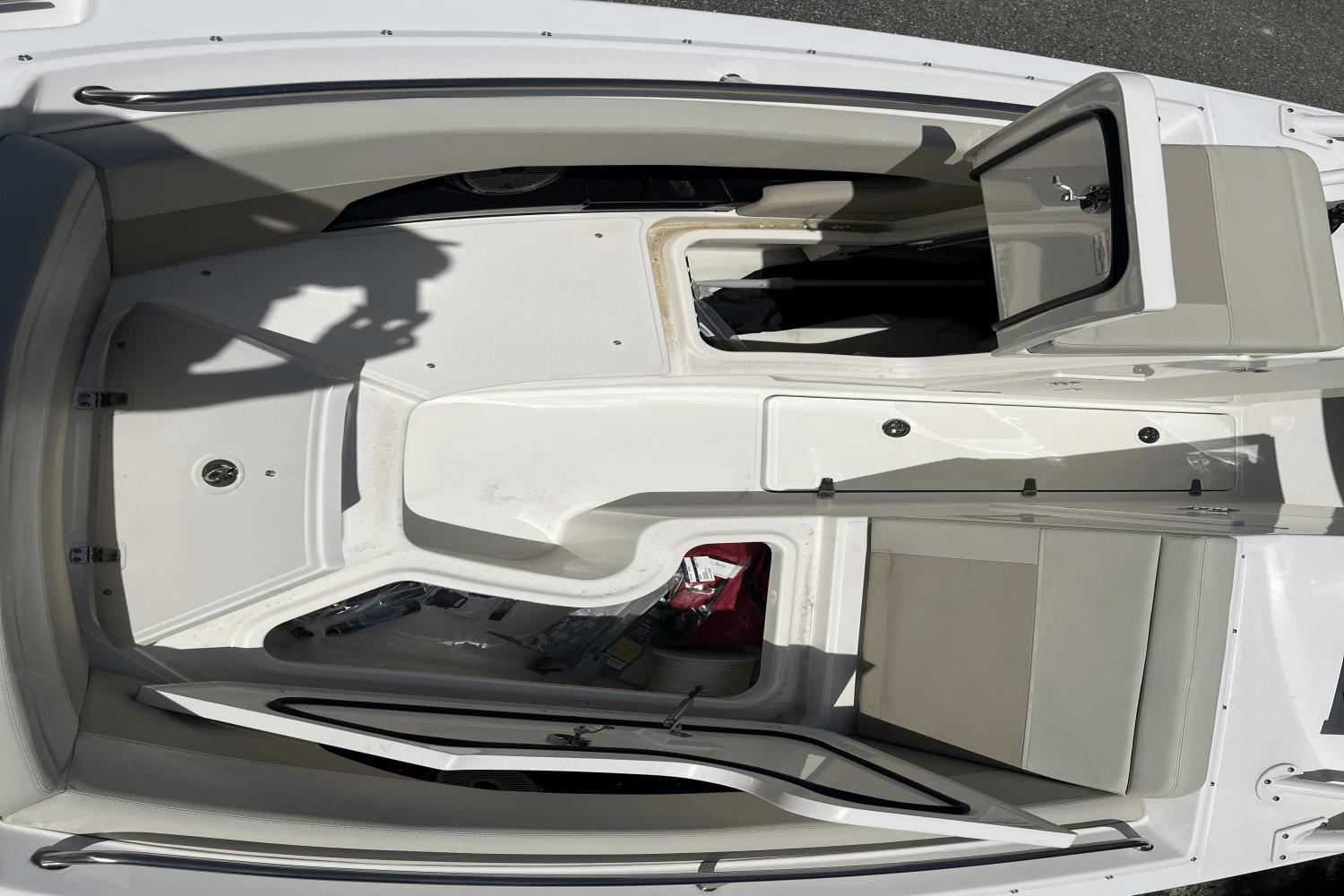 2023-boston-whaler-240-vantage-power-9795569-978339794-0-160520250635-19