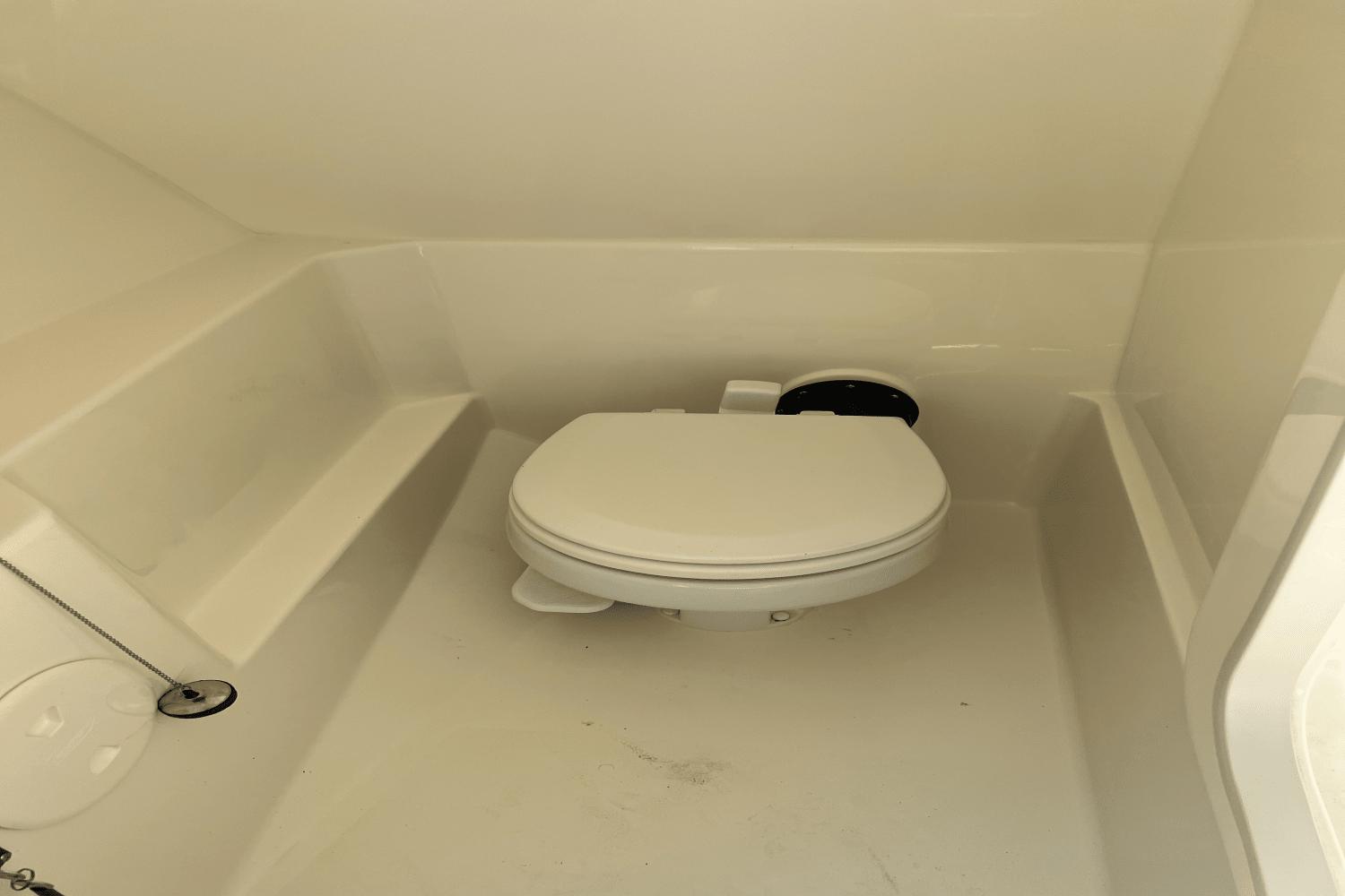 2023-boston-whaler-240-vantage-power-9795569-978339799-0-160520250635-17