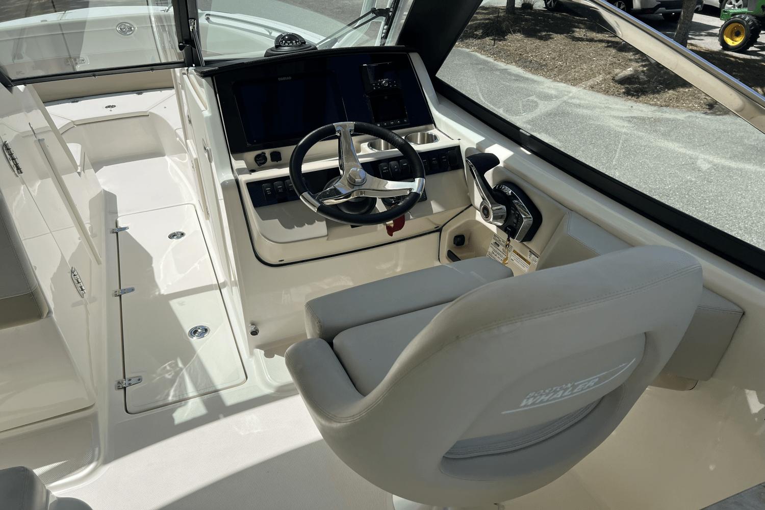 2023-boston-whaler-240-vantage-power-9795569-978339805-0-160520250635-10