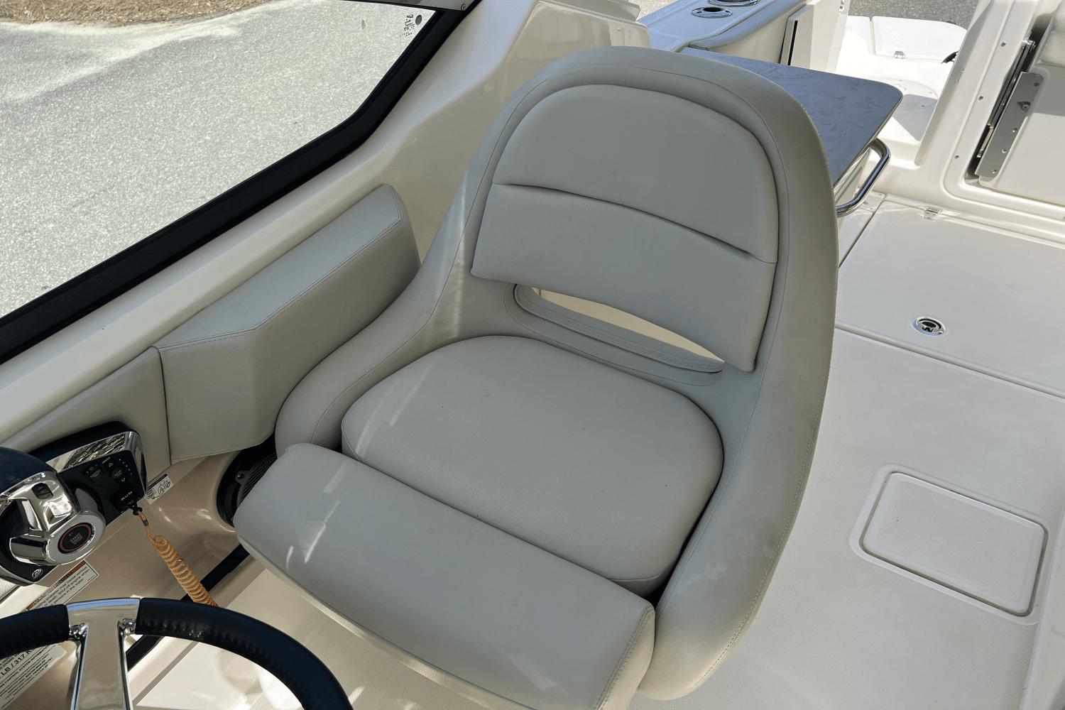 2023-boston-whaler-240-vantage-power-9795569-978339807-0-160520250635-11