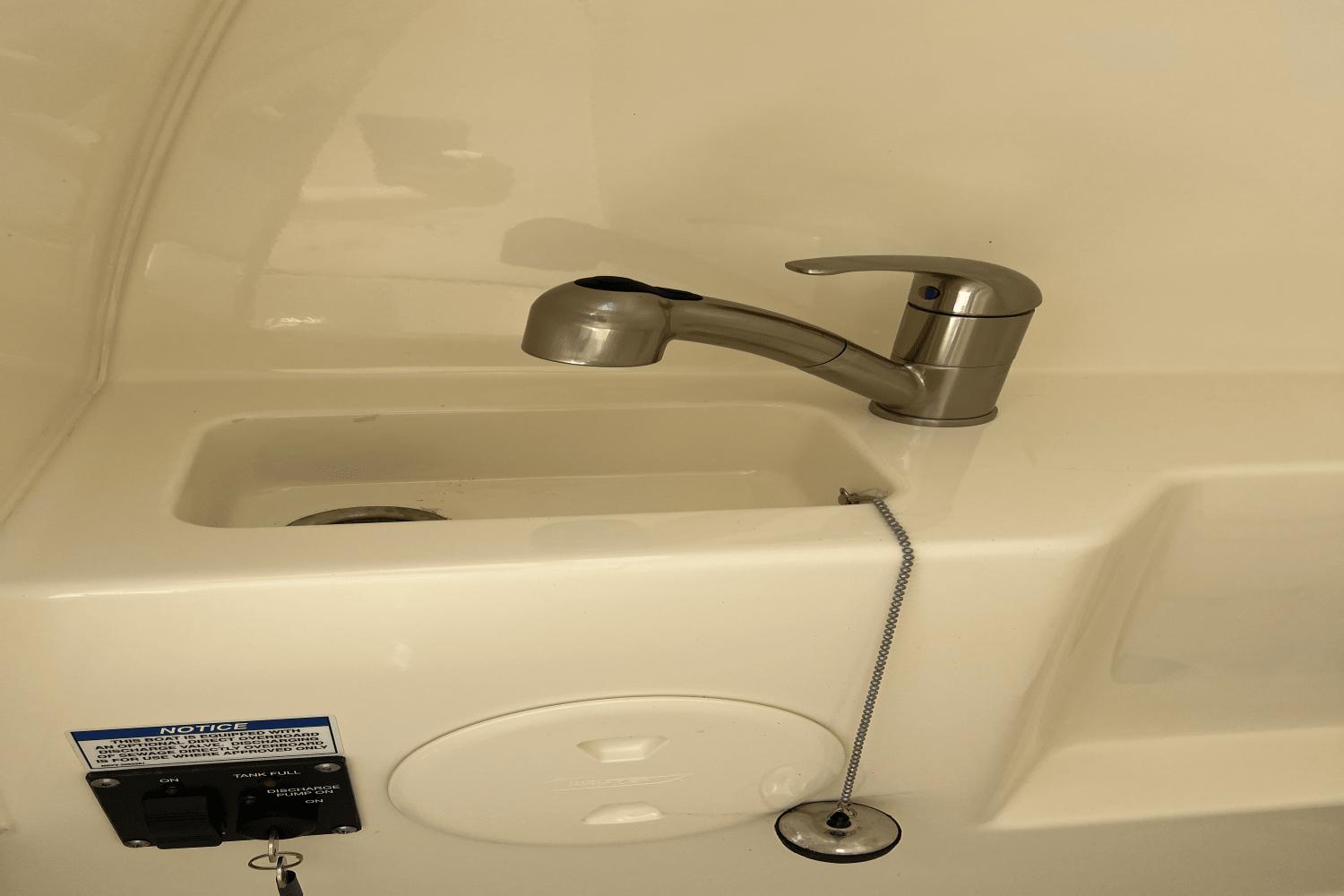 2023-boston-whaler-240-vantage-power-9795569-978339809-0-160520250635-18