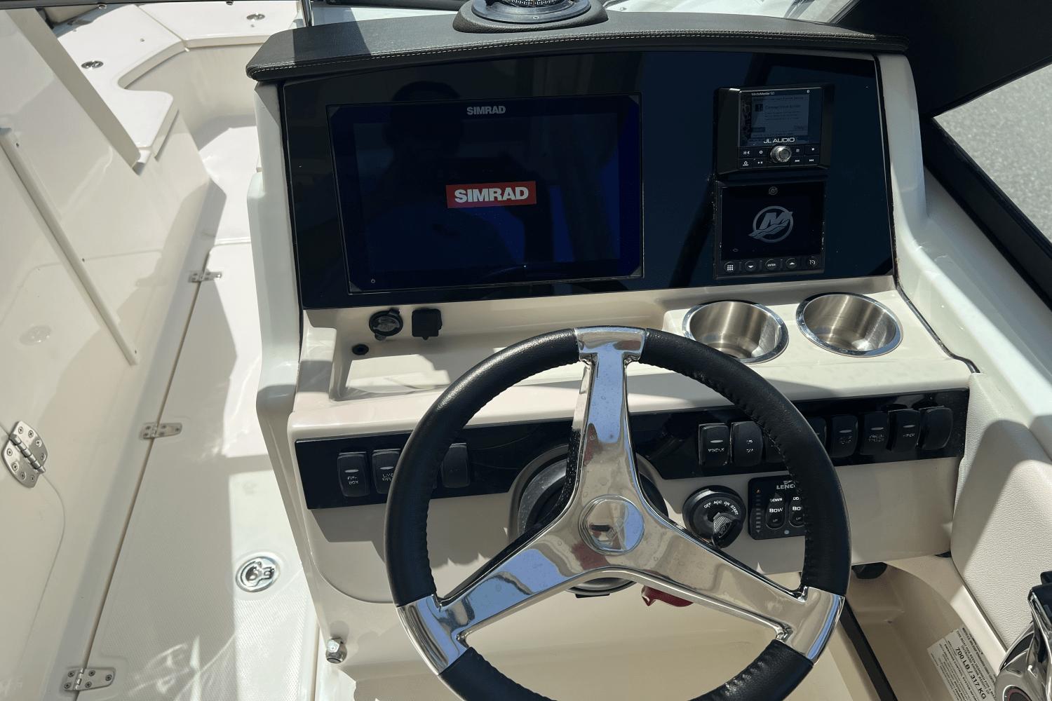2023-boston-whaler-240-vantage-power-9795569-978339810-0-160520250635-12