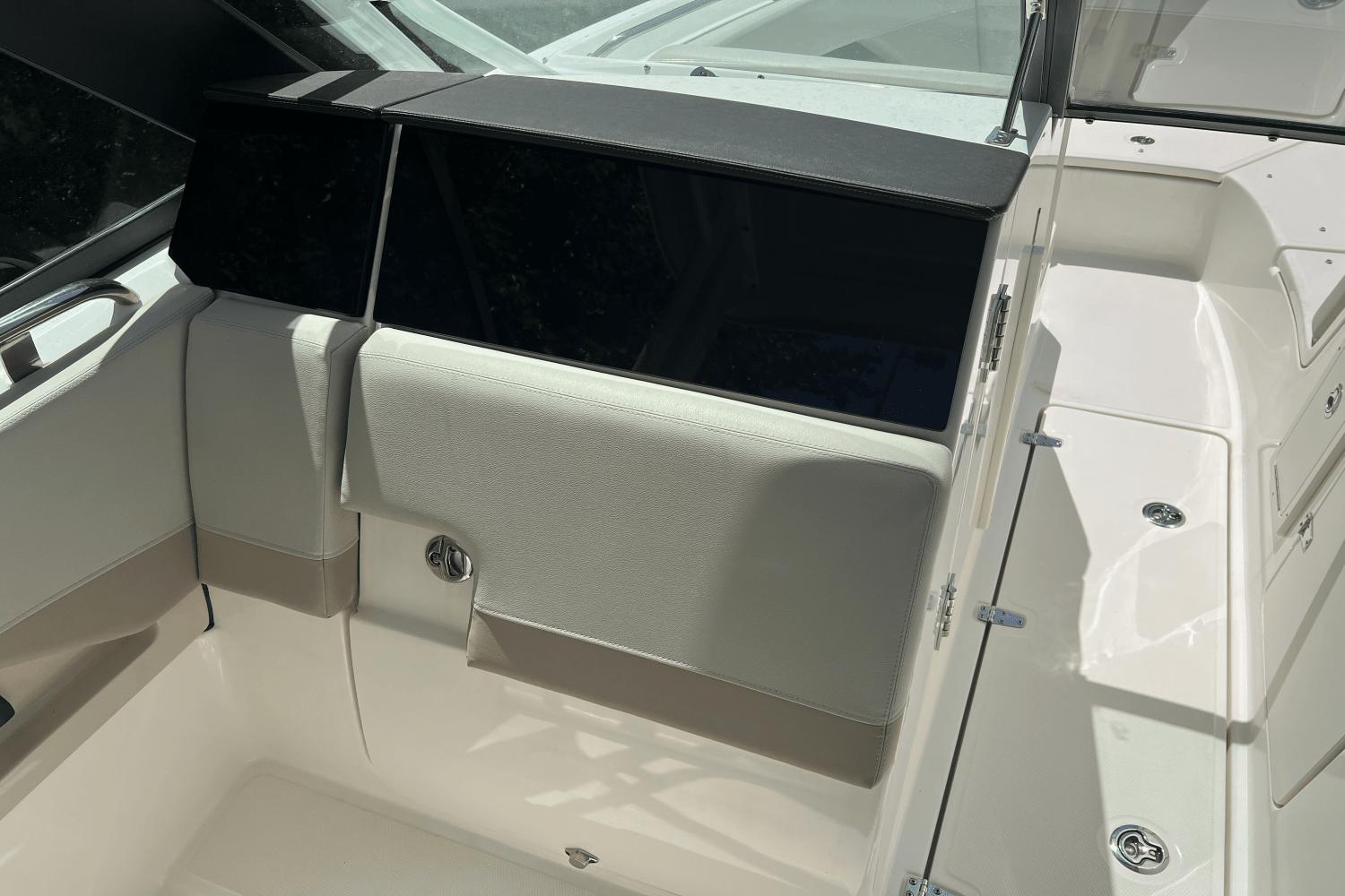 2023-boston-whaler-240-vantage-power-9795569-978339813-0-160520250635-16