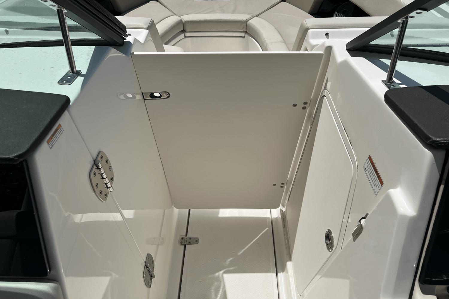 2023-boston-whaler-240-vantage-power-9795569-978339817-0-160520250635-23