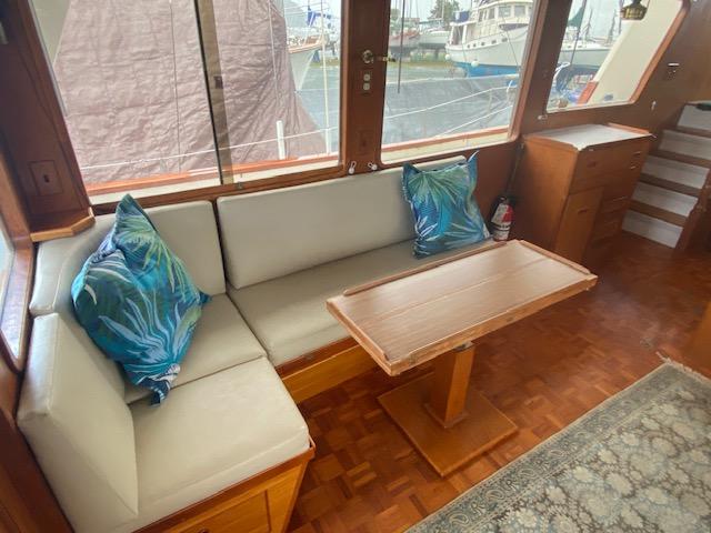 Ocean Alexander-50 MK1 1980 -WA-US-Interior of 1980 Ocean Alexander 50 MK1 yacht with cozy seating and wooden table.-9725618 | Thumbnail