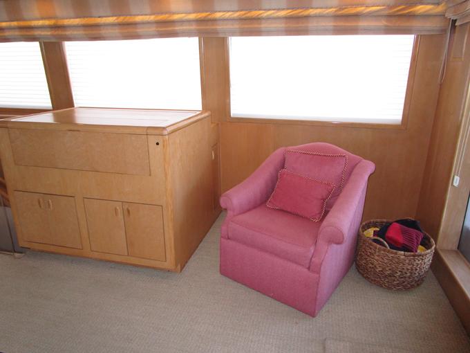Salon Aft to Starboard