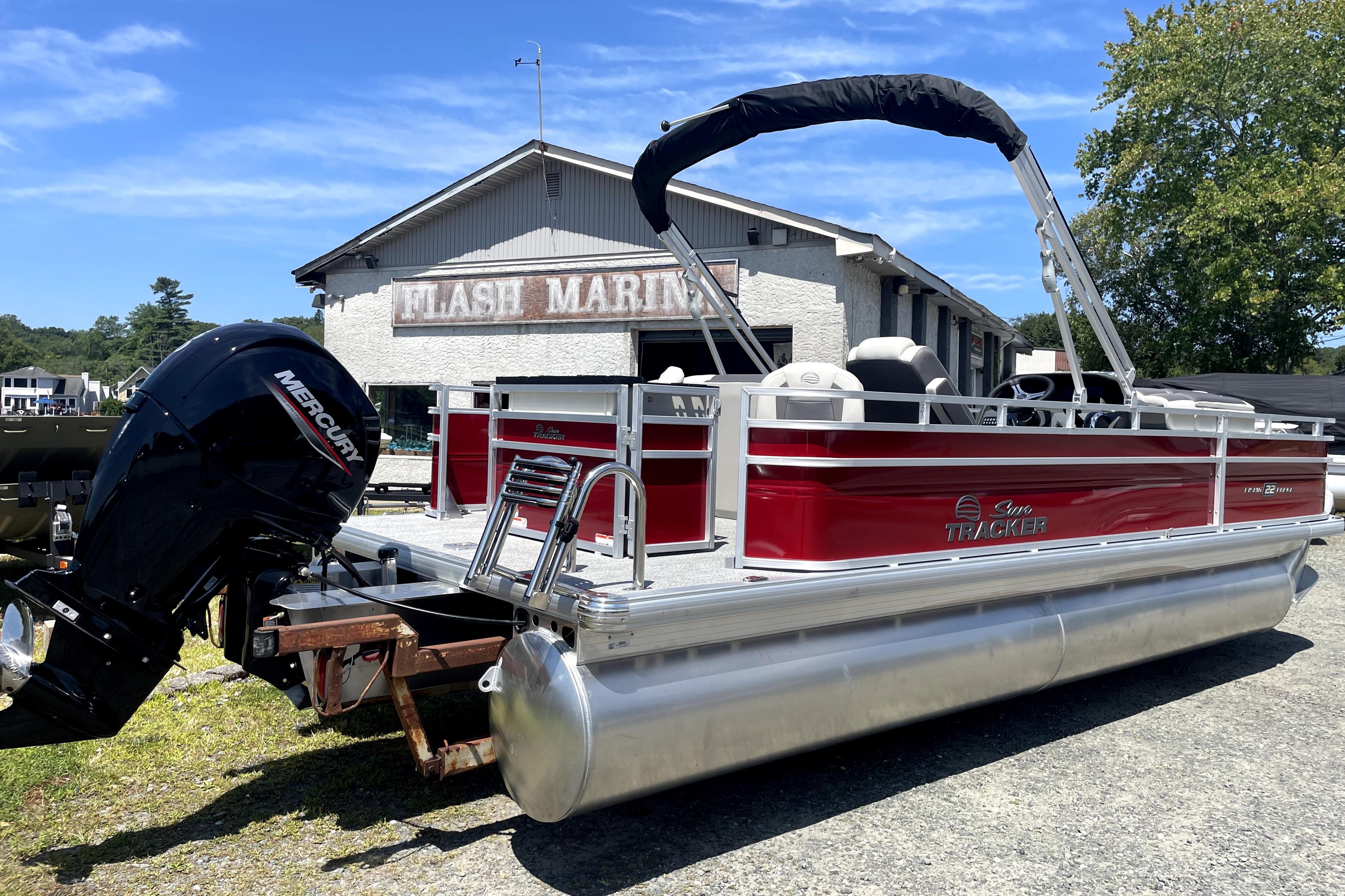 2026 Sun Tracker Fishin' Barge 22 DLX pontoon boat at Flash Marine dealership.