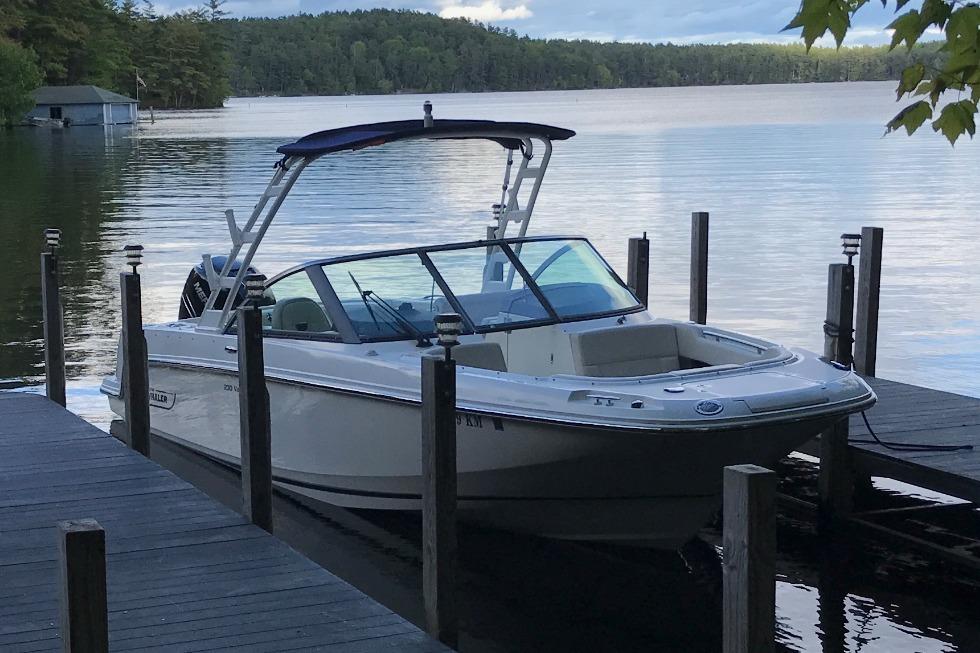 2016 Boston Whaler 230 Vantage