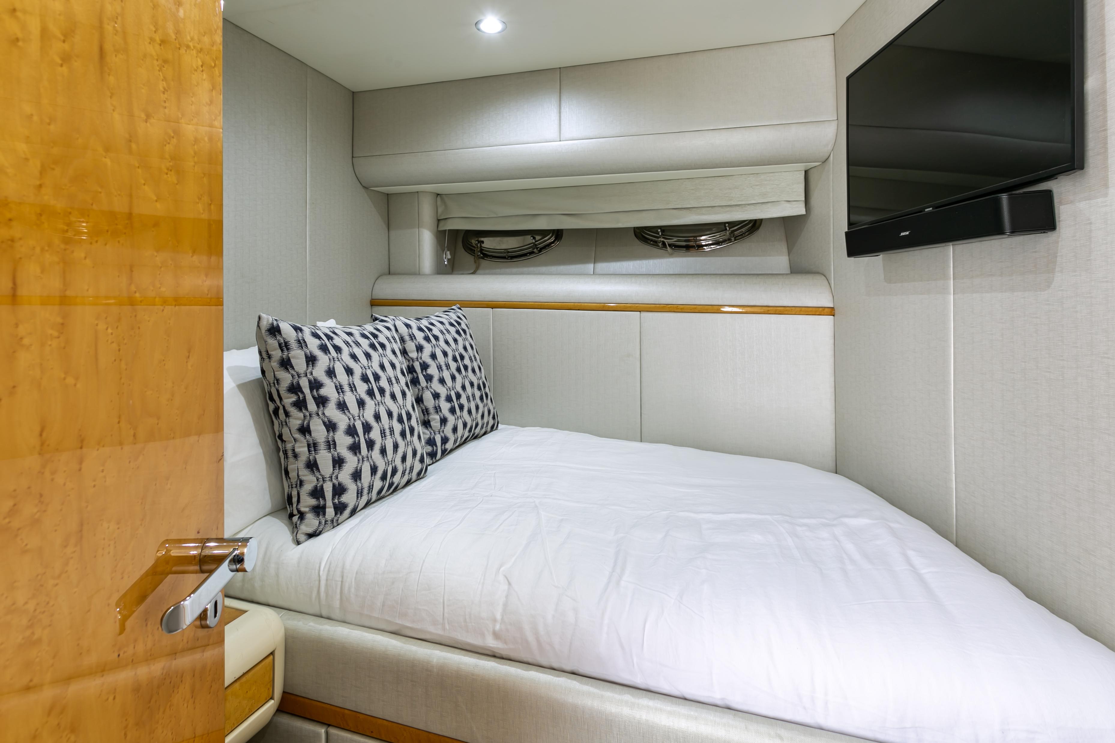 Lazzara-76 1994-MAUTICA FL-US-Luxurious bedroom interior of 1994 Lazzara 76 yacht with modern decor and TV.-9595695 | Thumbnail