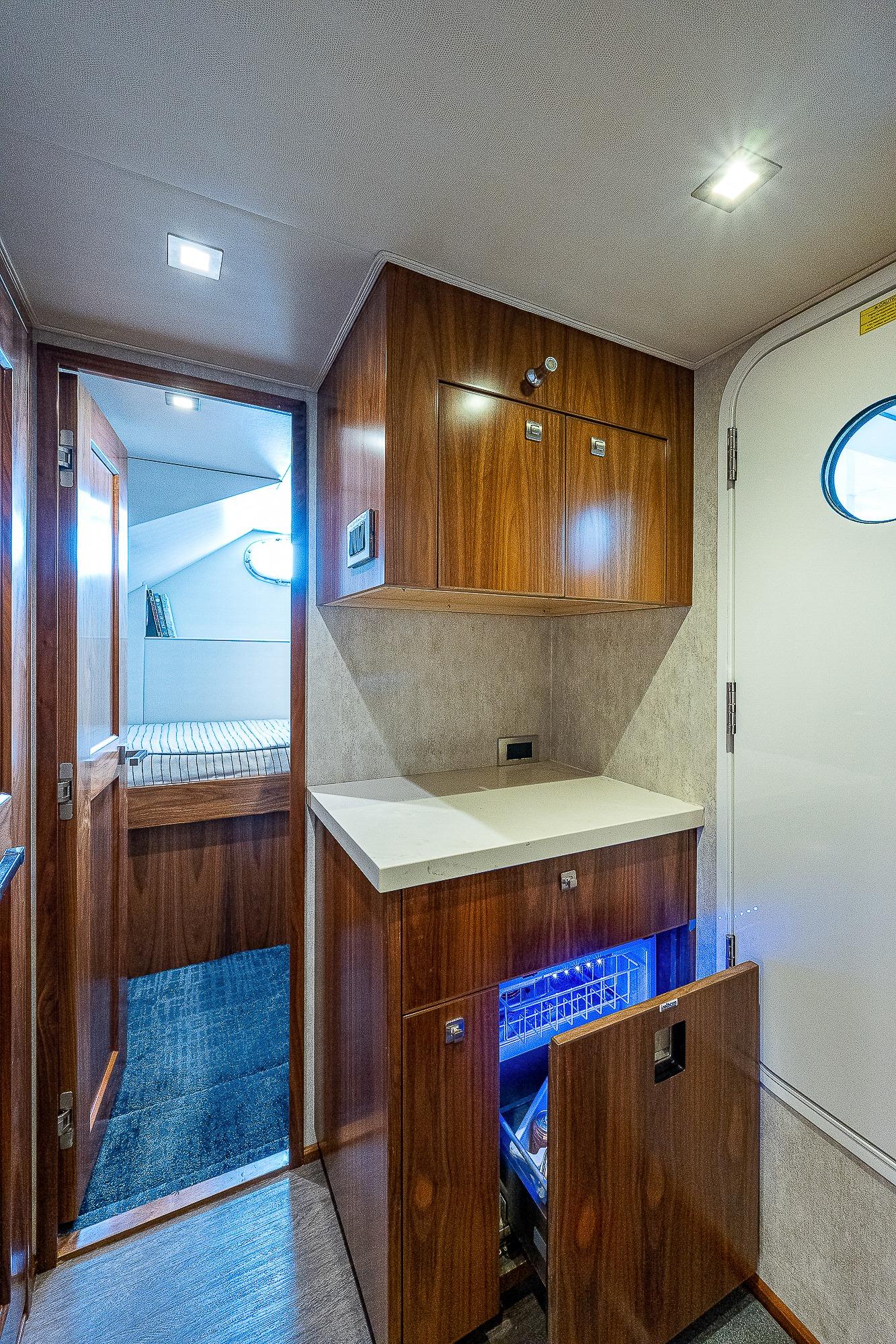 Viking 75 - Crew Quarters