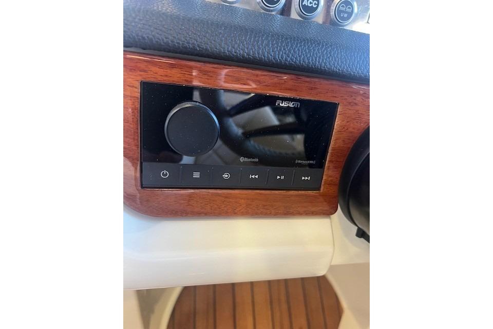 2024 Chris-Craft Launch 27 dashboard with Fusion audio system and Bluetooth connectivity.