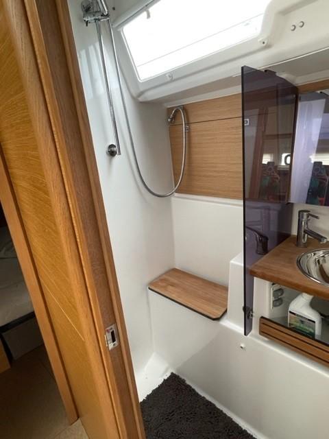 Aft Head w/Separate Show Stall