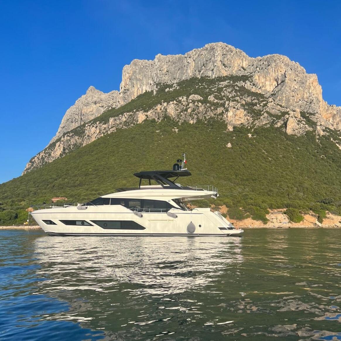 2021 Ferretti Yachts 720