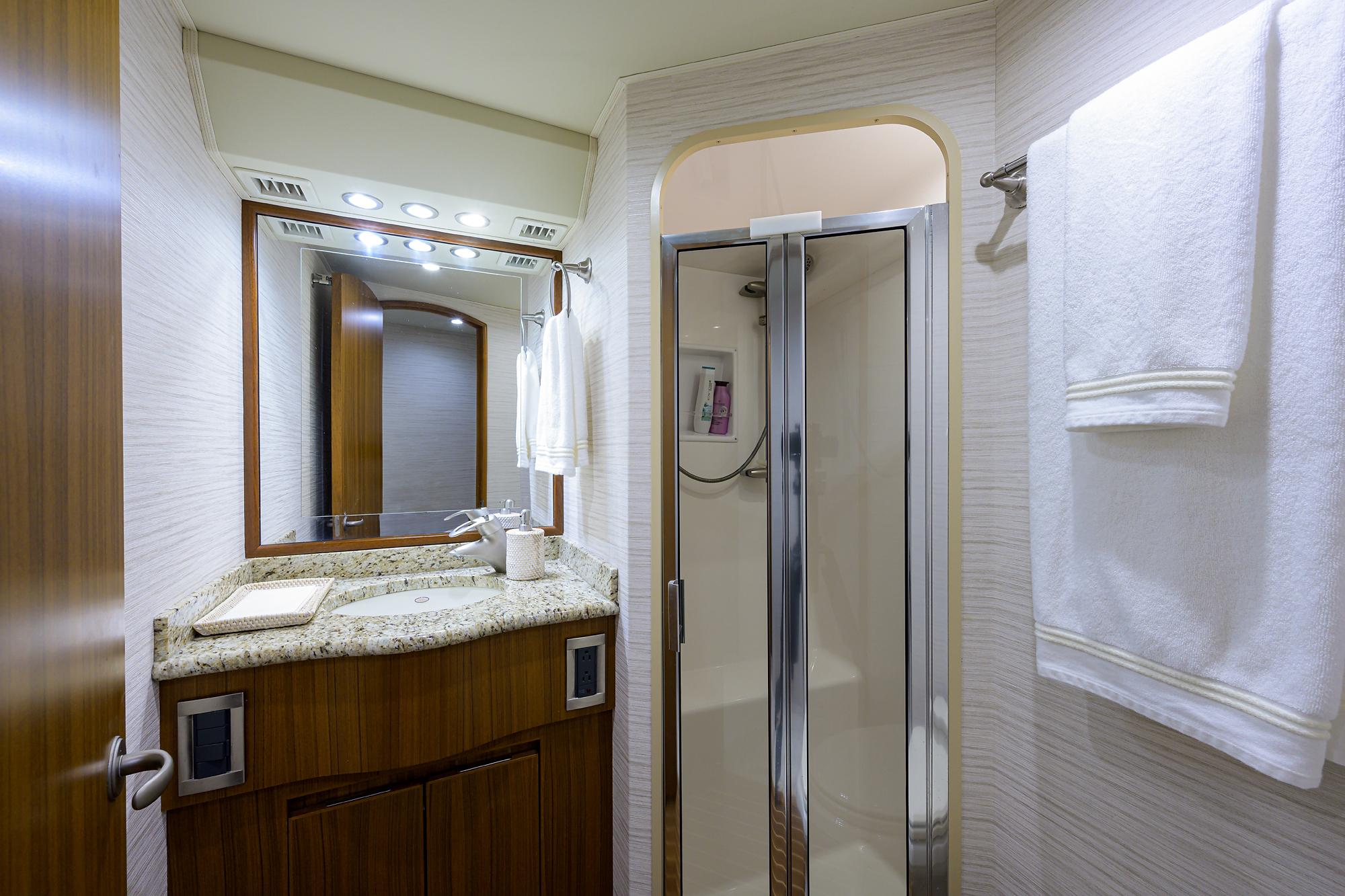 Viking 60 Tabasco - Interior Forward Stateroom Head