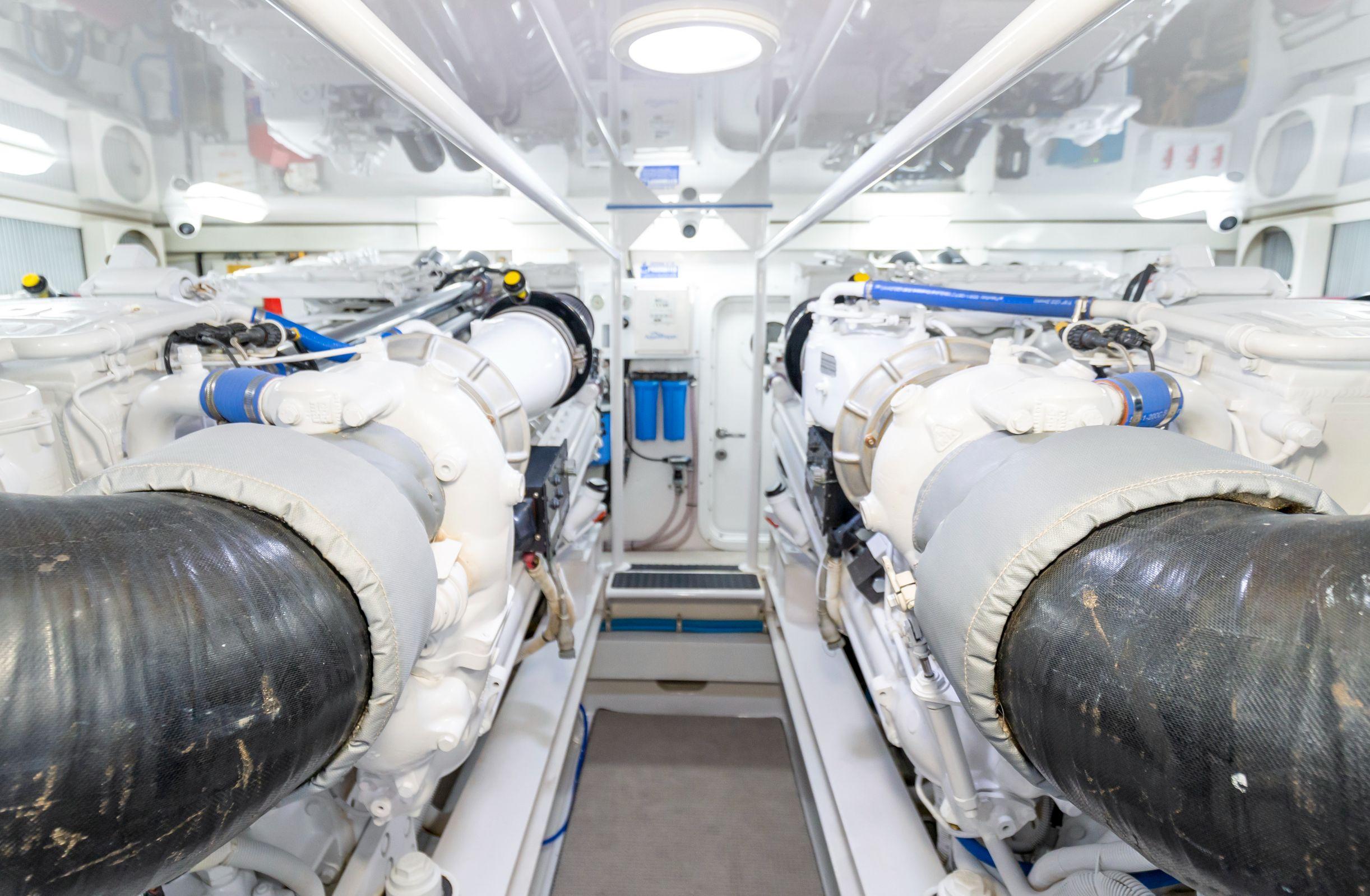 Viking 65 LOLO - Engine Room