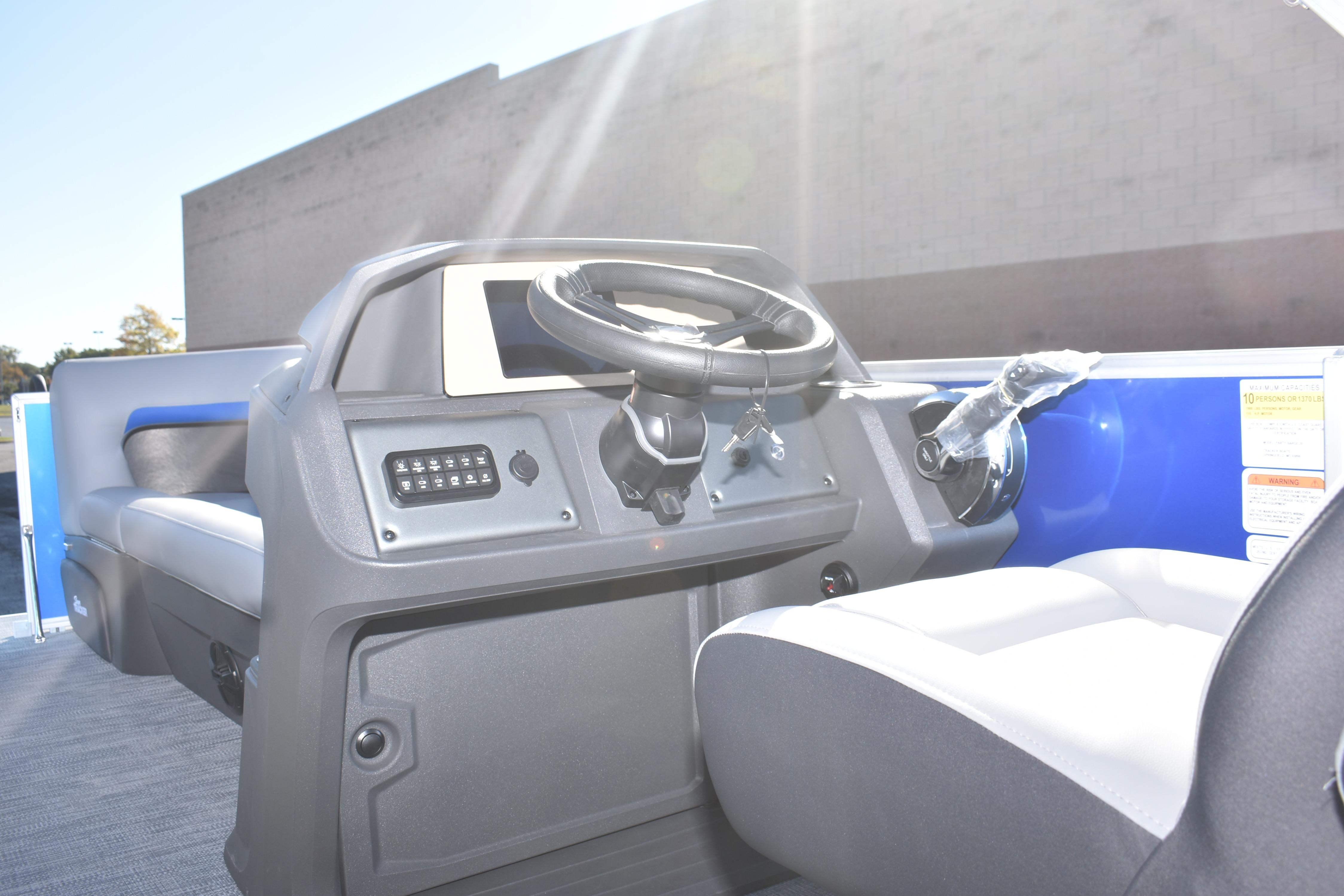 2026 Sun Tracker Party Barge 20 DLX Gallery