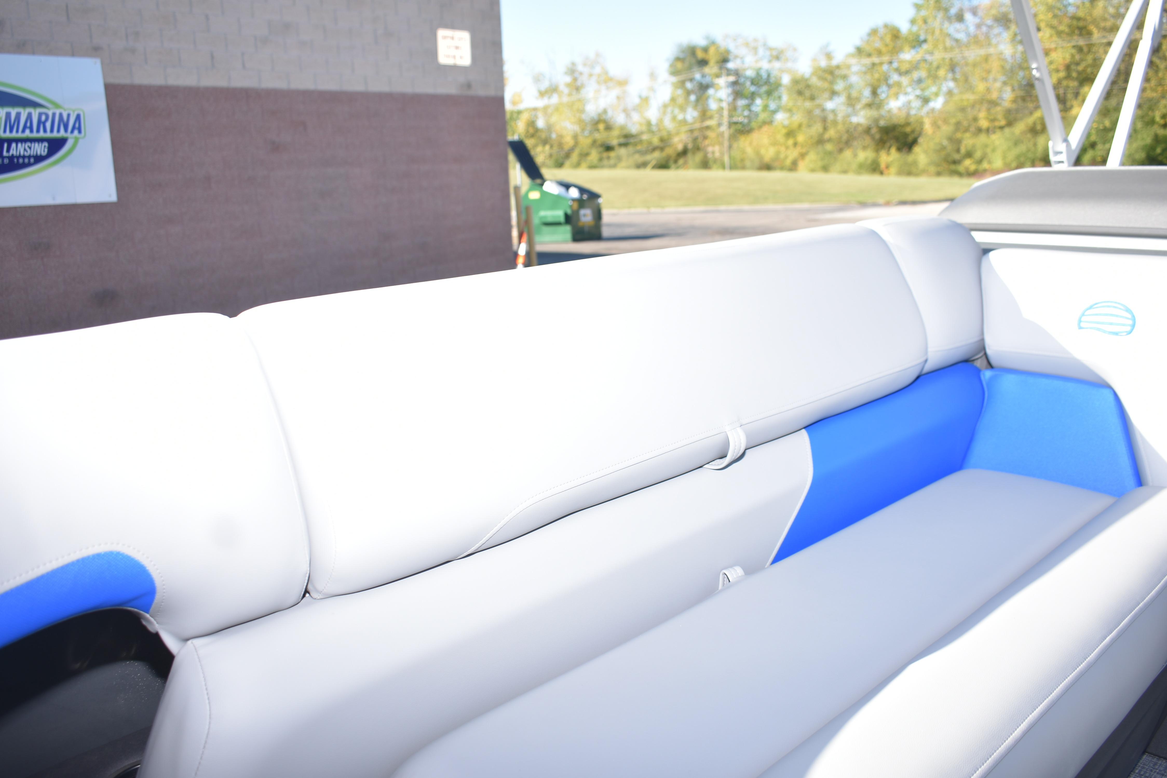 2026 Sun Tracker Party Barge 20 DLX Gallery