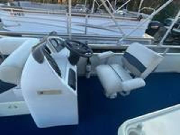 2004 Playbuoy boat for sale, model of the boat is 2223 SE & Image # 13 of 14