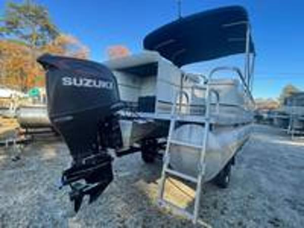 2004 Playbuoy boat for sale, model of the boat is 2223 SE & Image # 8 of 14