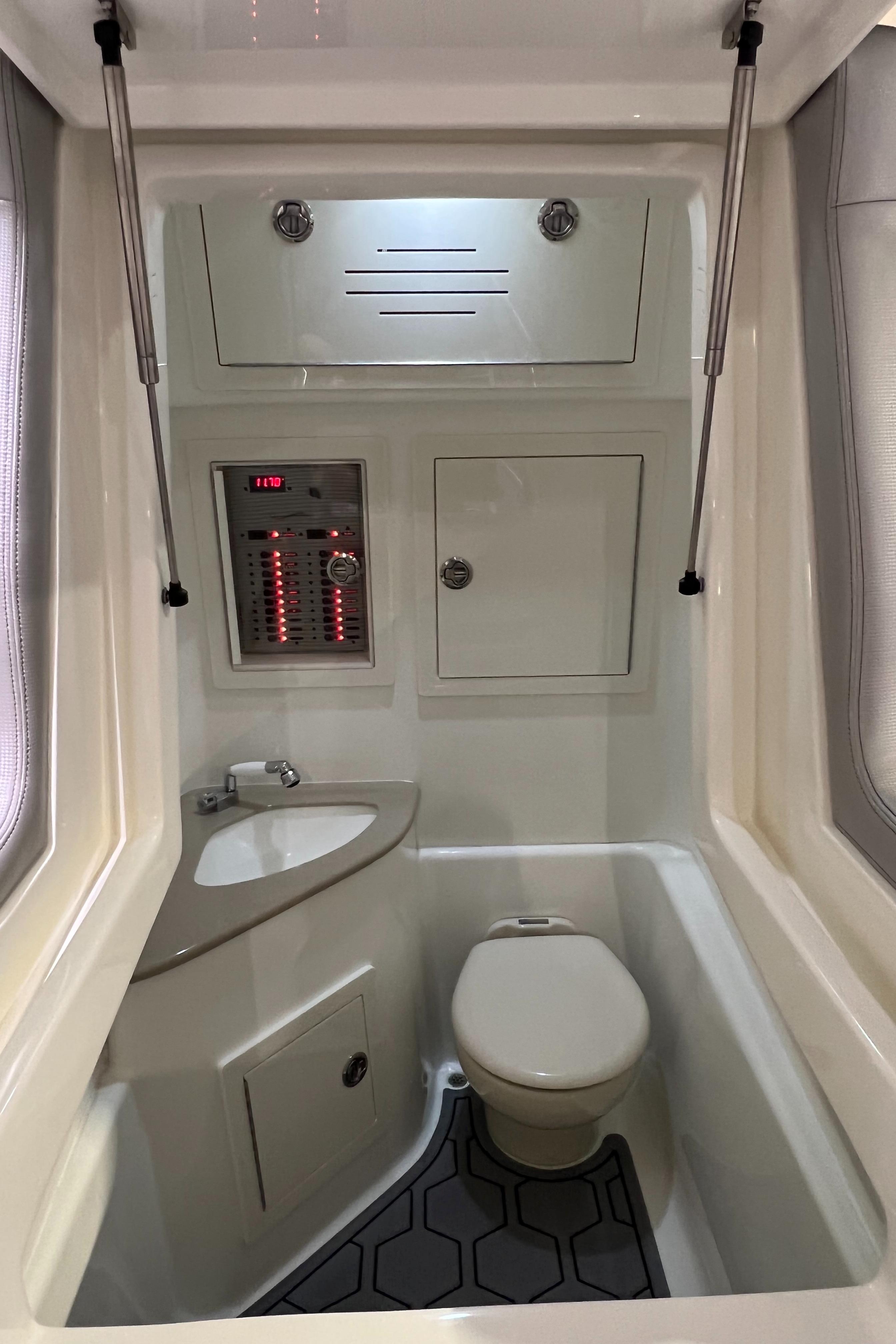 Blackwater-36 Sport 2022 -MI-US-2022 Blackwater 36 Sport bathroom interior with modern fixtures and compact design.-8355779 | Thumbnail